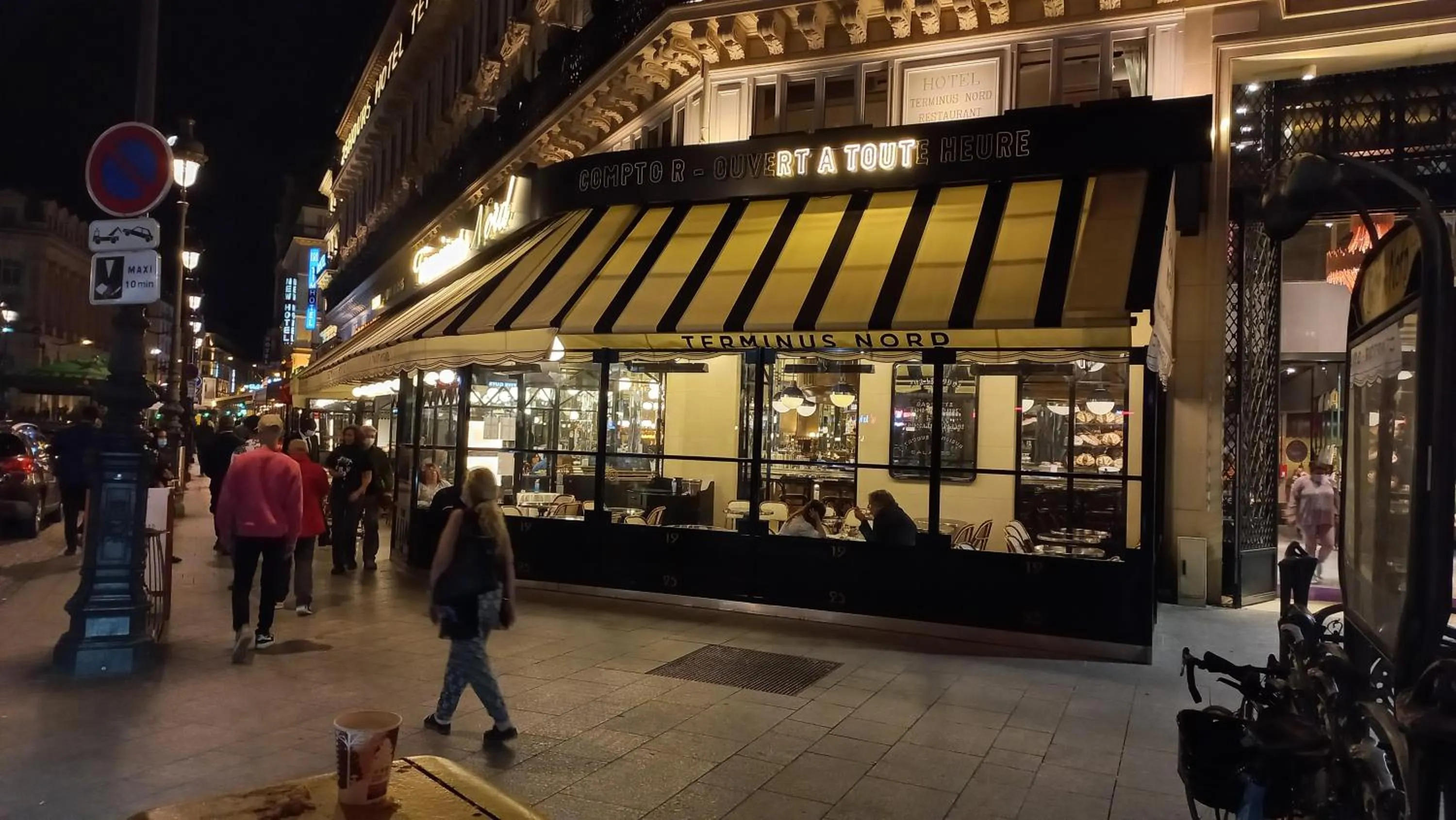 Restaurant/places to eat in Hôtel Paris Nord