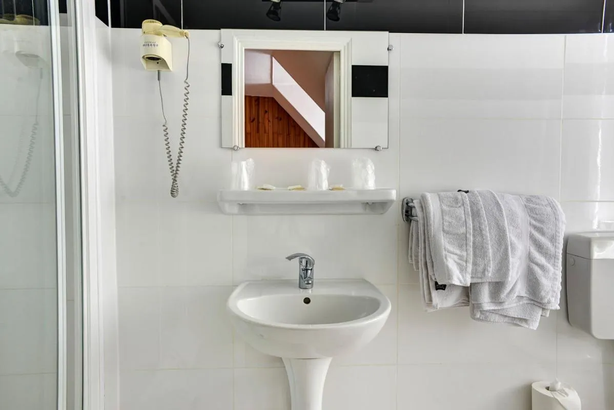 Bathroom in Hôtel Paris Nord