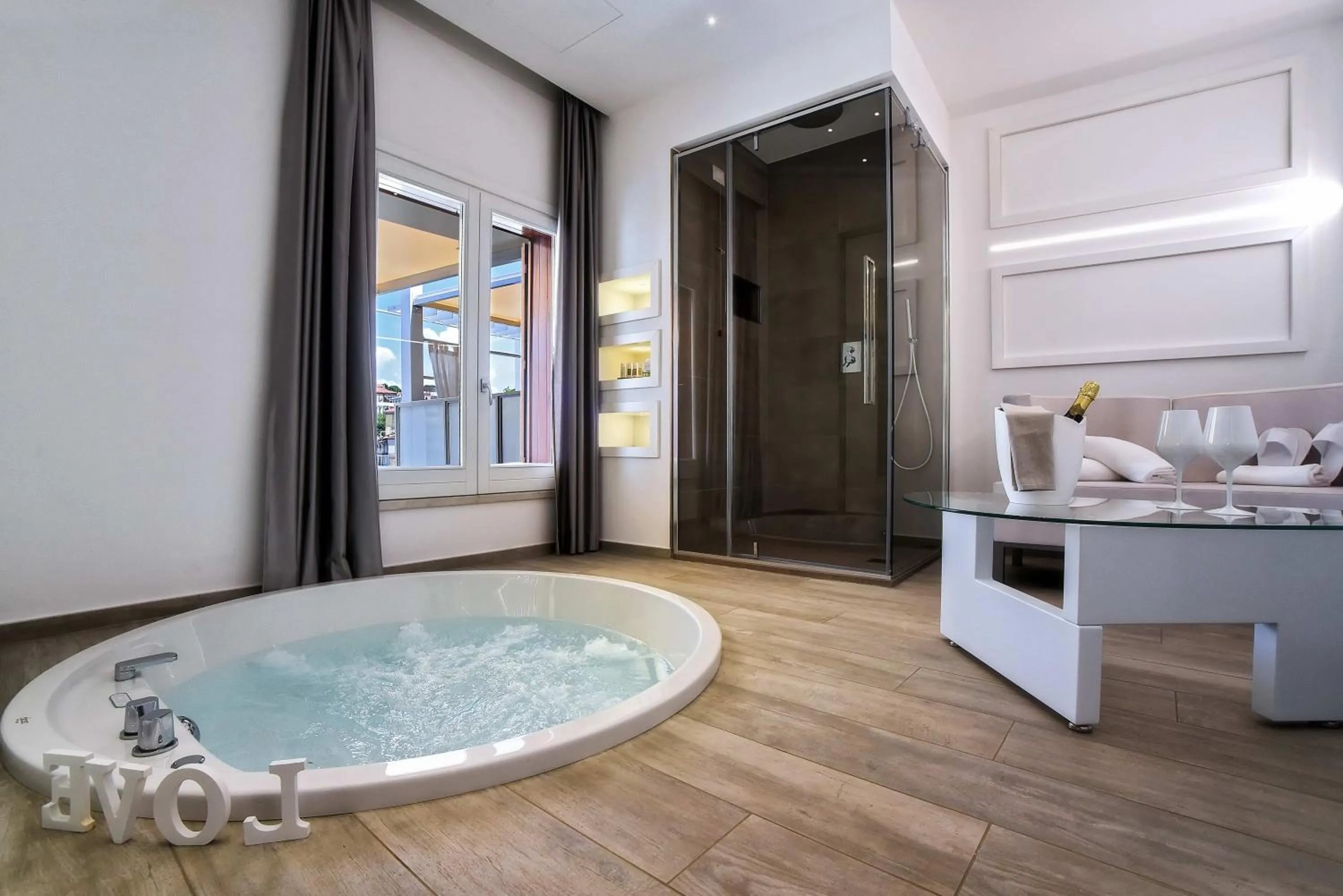 Shower in La Sciabica