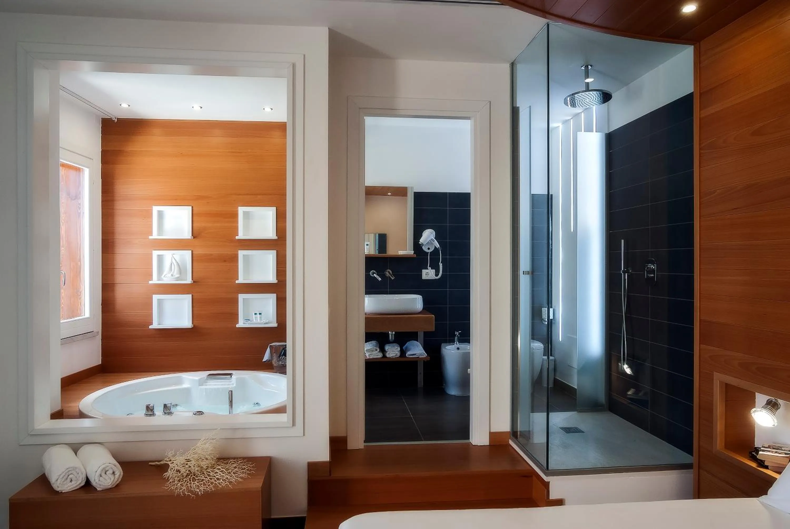 Shower, Bed in La Sciabica