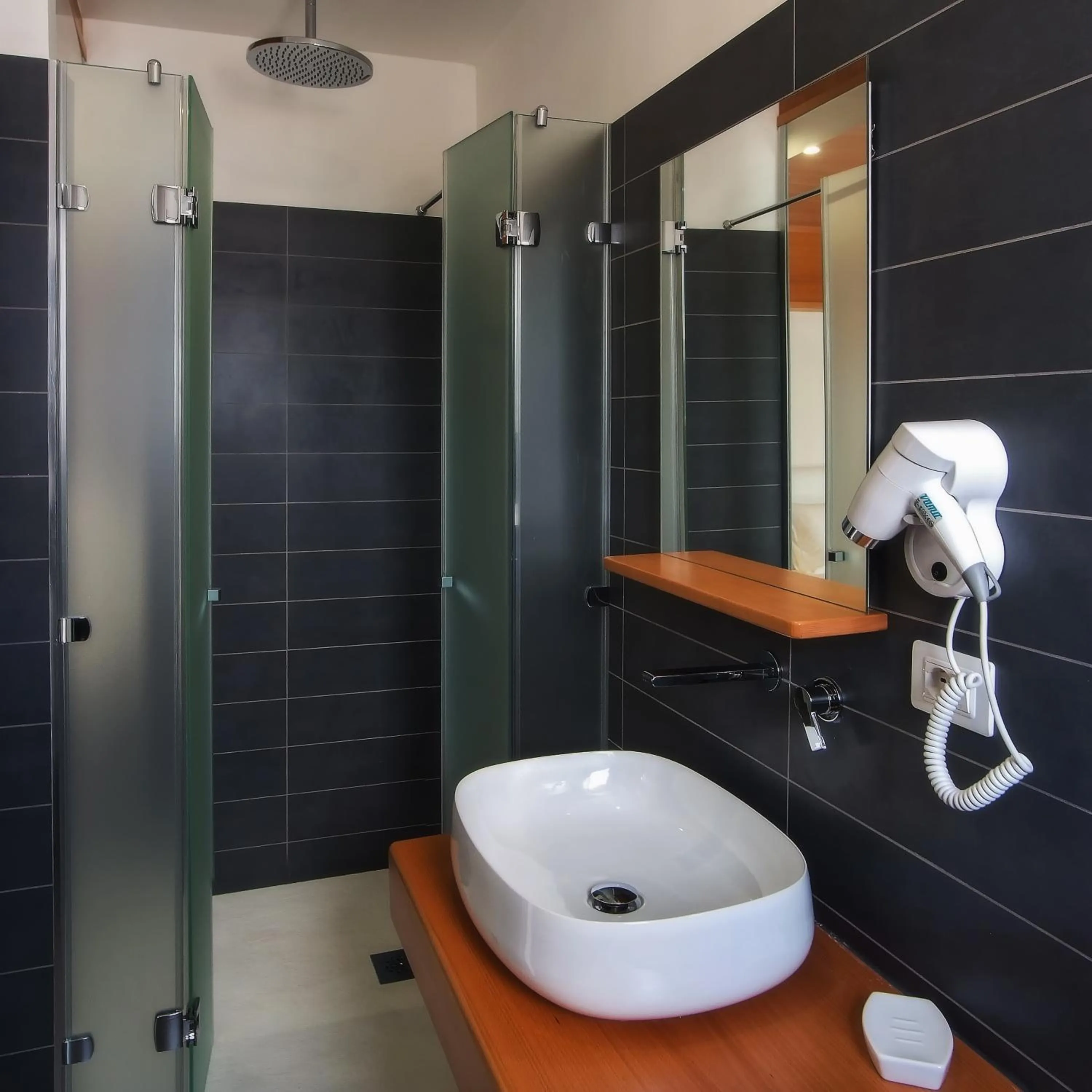 Shower in La Sciabica