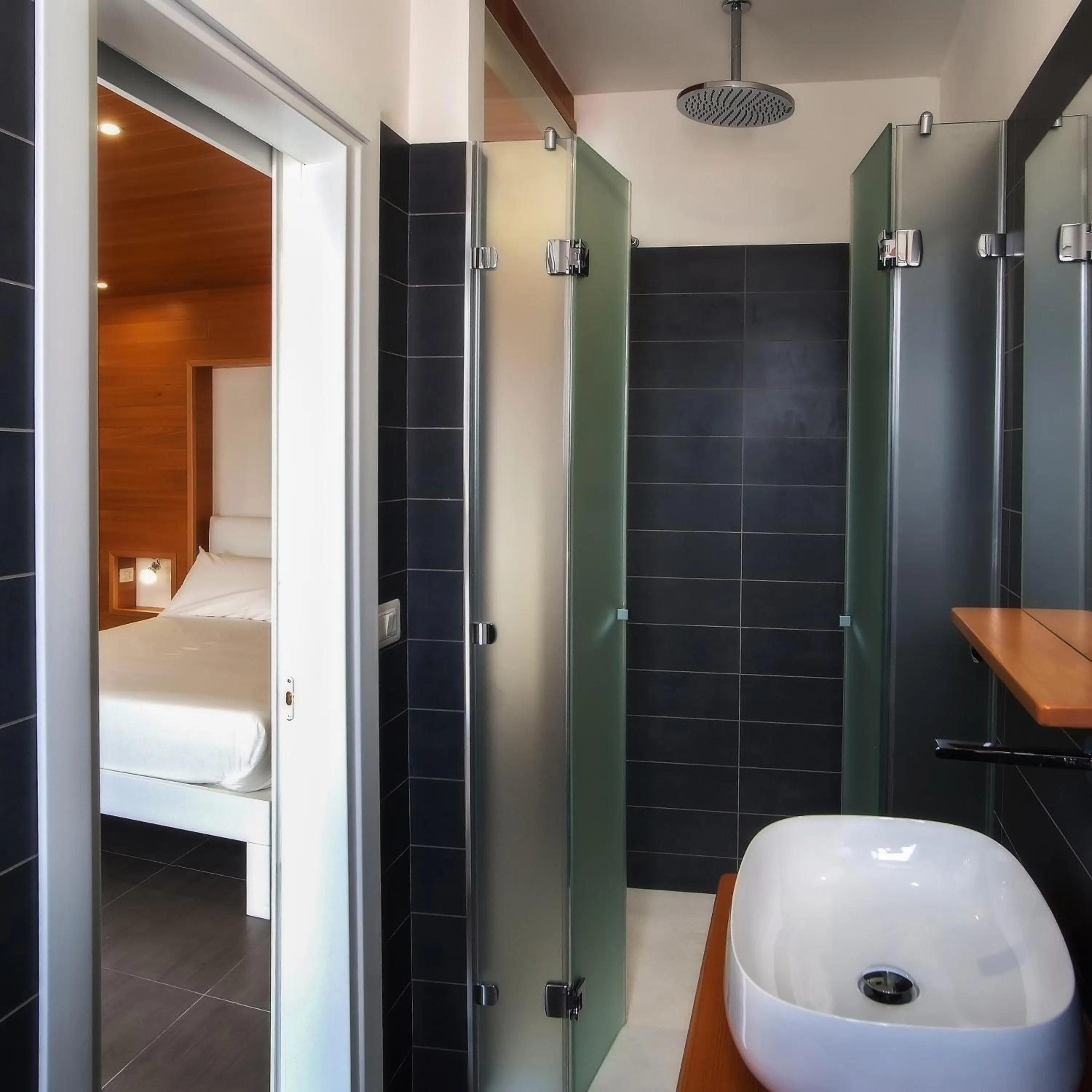 Shower, Bed in La Sciabica