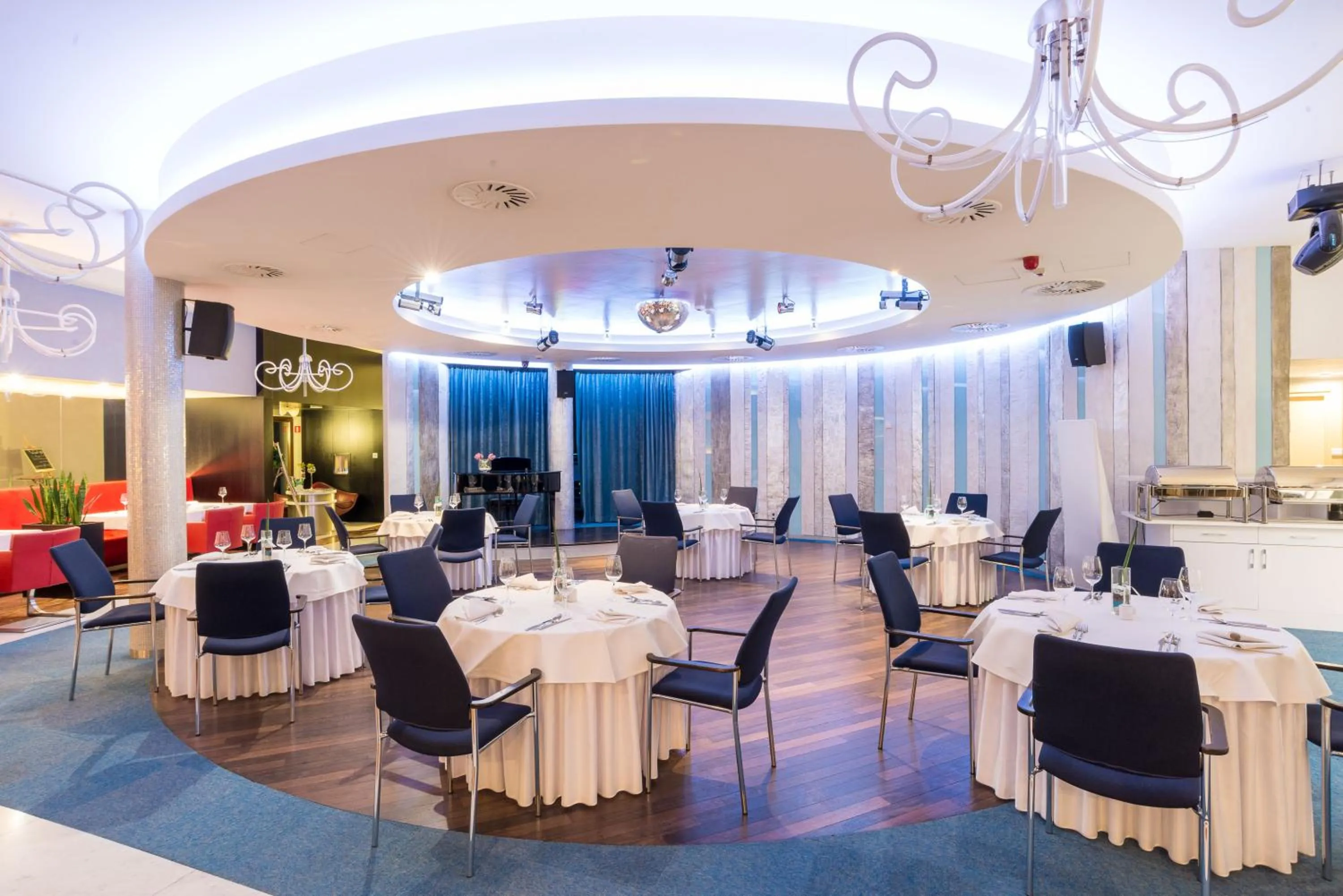 Restaurant/places to eat in Niebieski Art Hotel & Spa