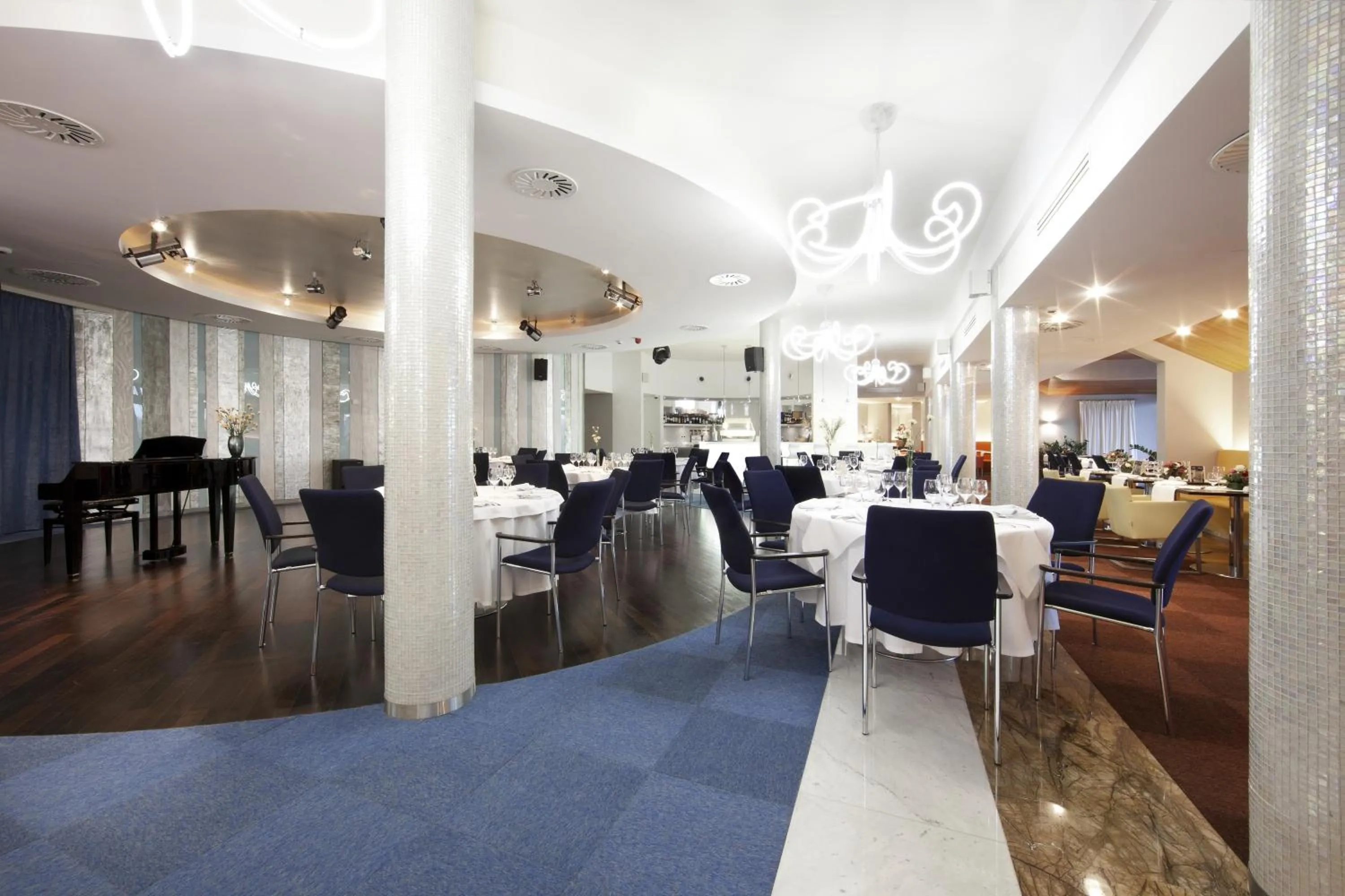 Restaurant/places to eat in Niebieski Art Hotel & Spa