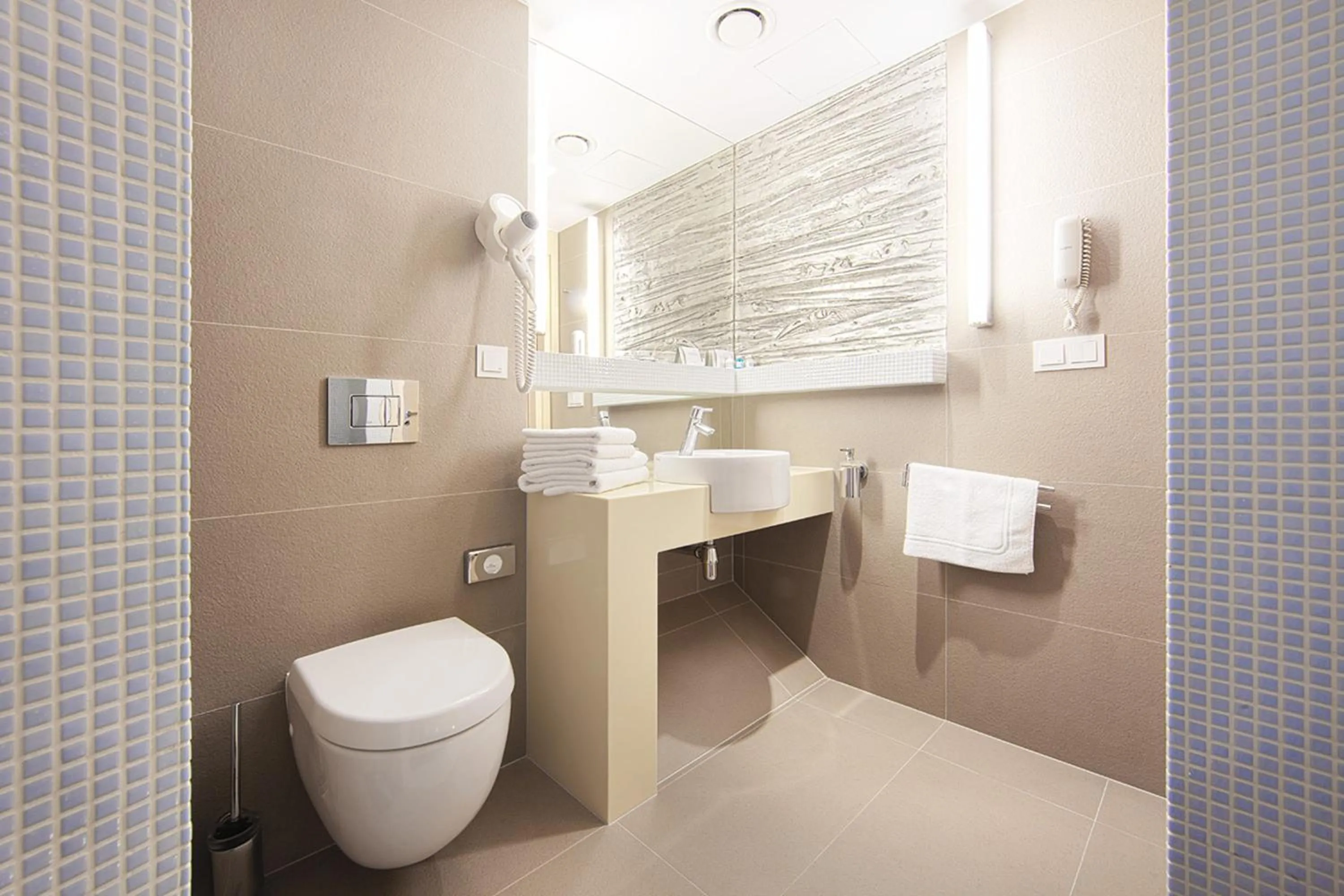 Toilet in Niebieski Art Hotel & Spa