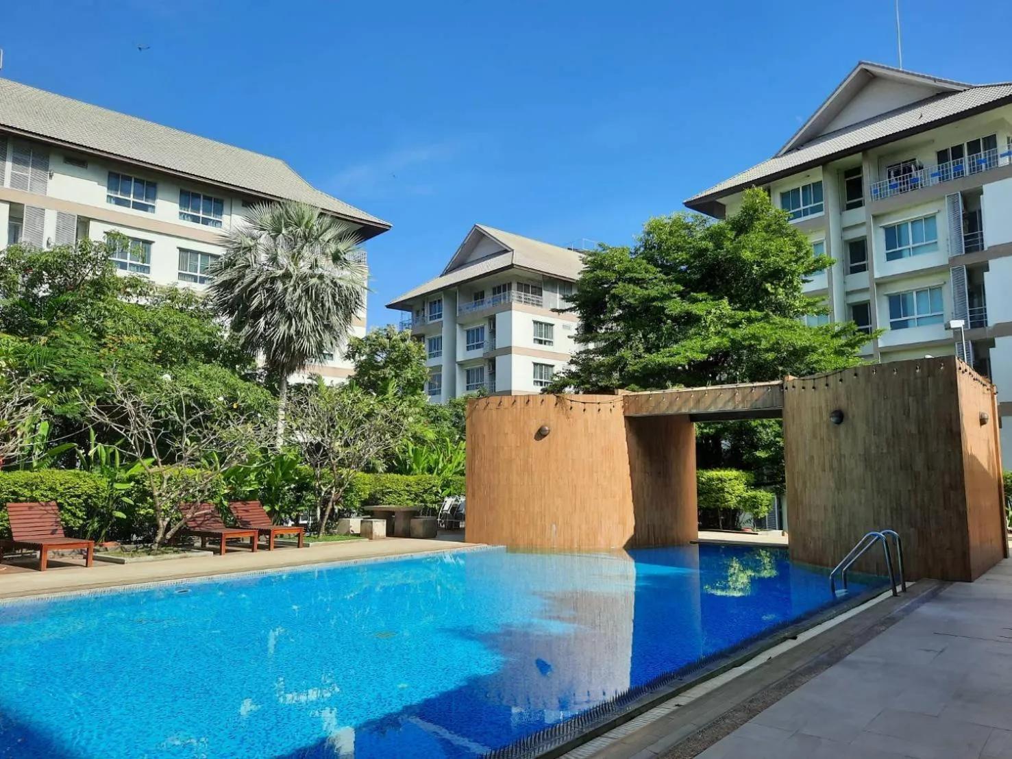 Swimming pool in J Park Hotel - SHA Extra Plus