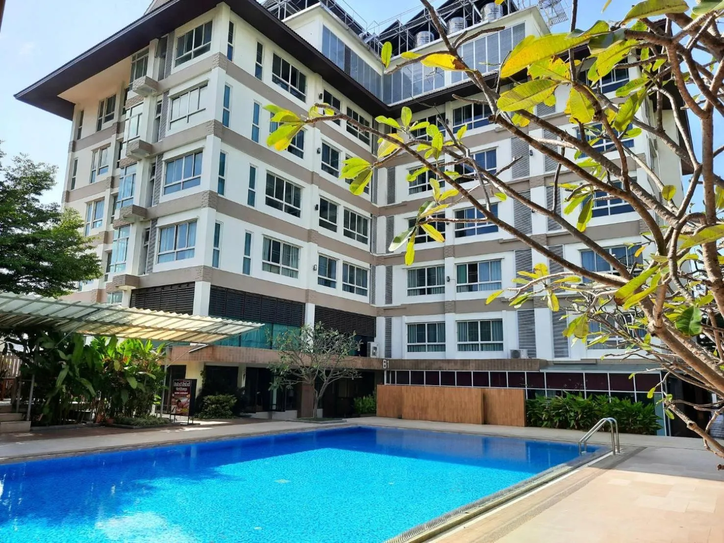 Swimming pool in J Park Hotel - SHA Extra Plus