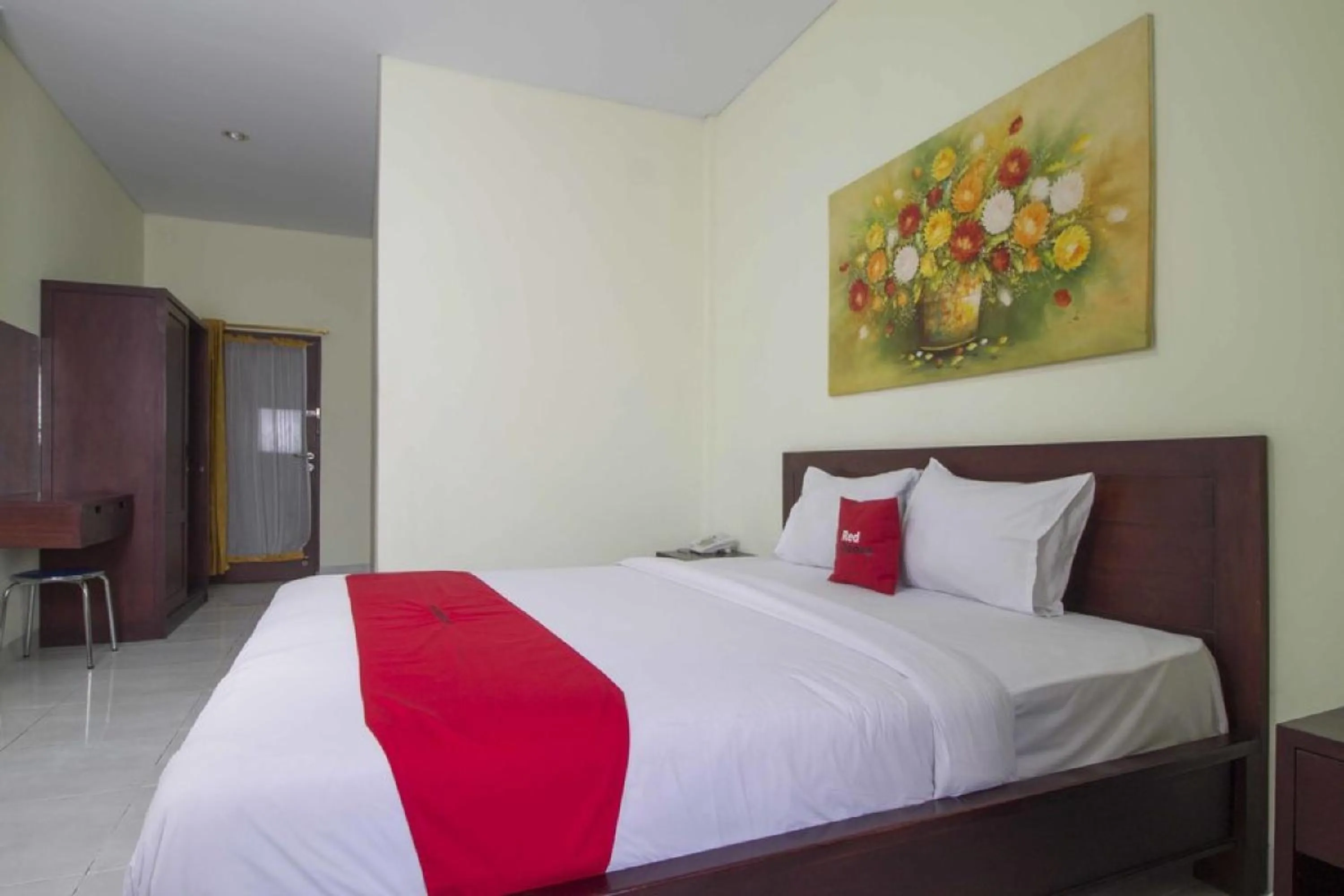 Bedroom, Bed in RedDoorz at Benesari 2 Legian