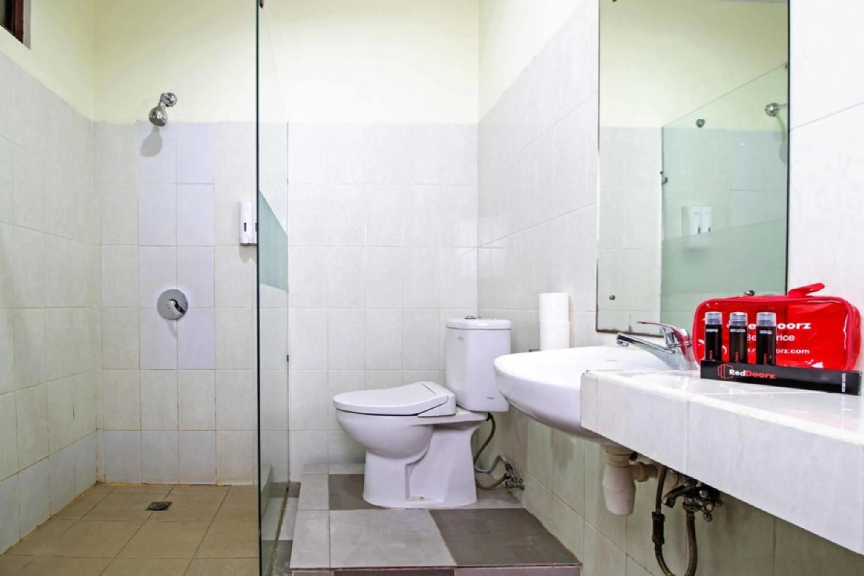 Bathroom in RedDoorz at Benesari 2 Legian