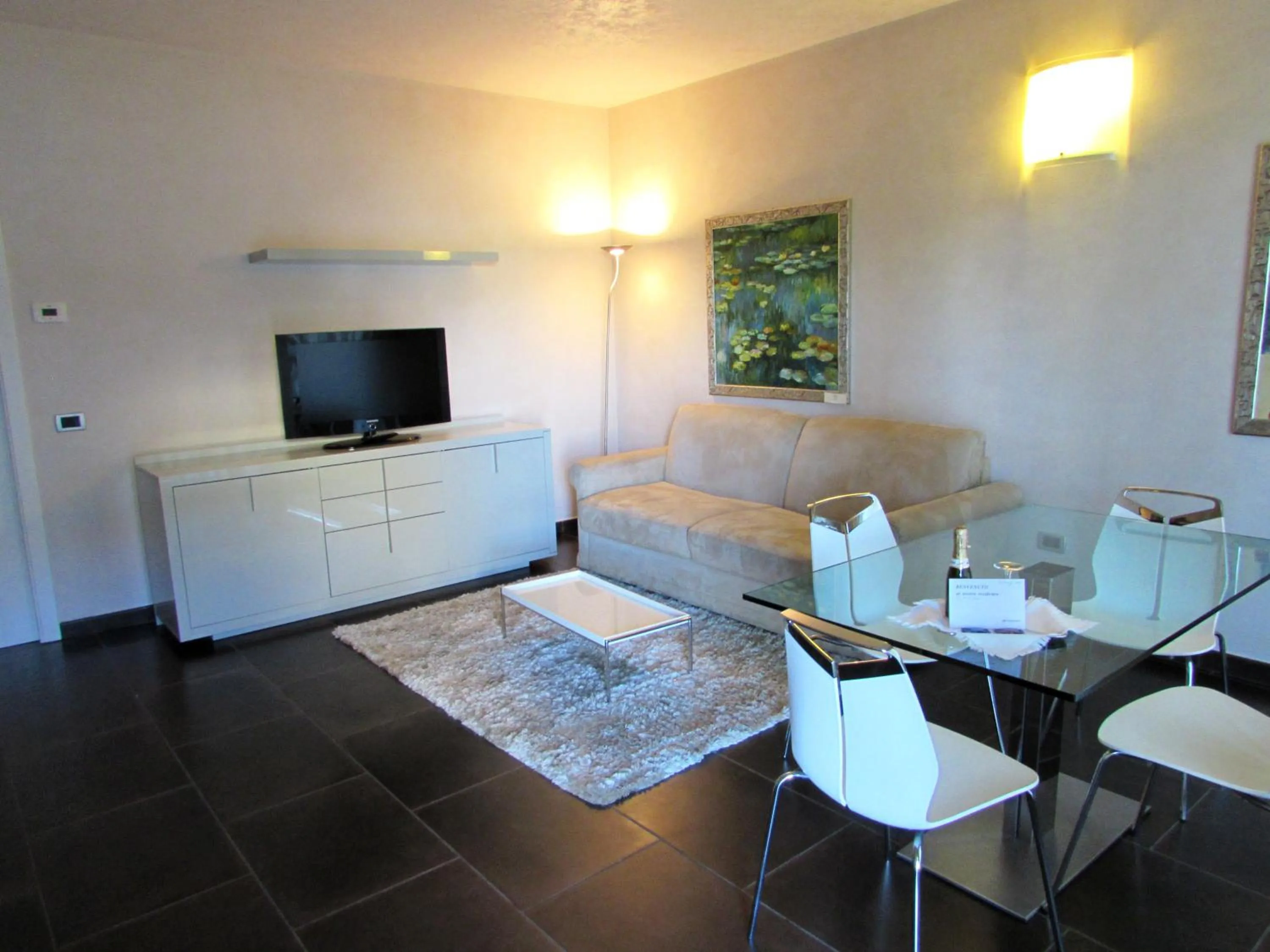 Dining area in Hotel Dante Residence