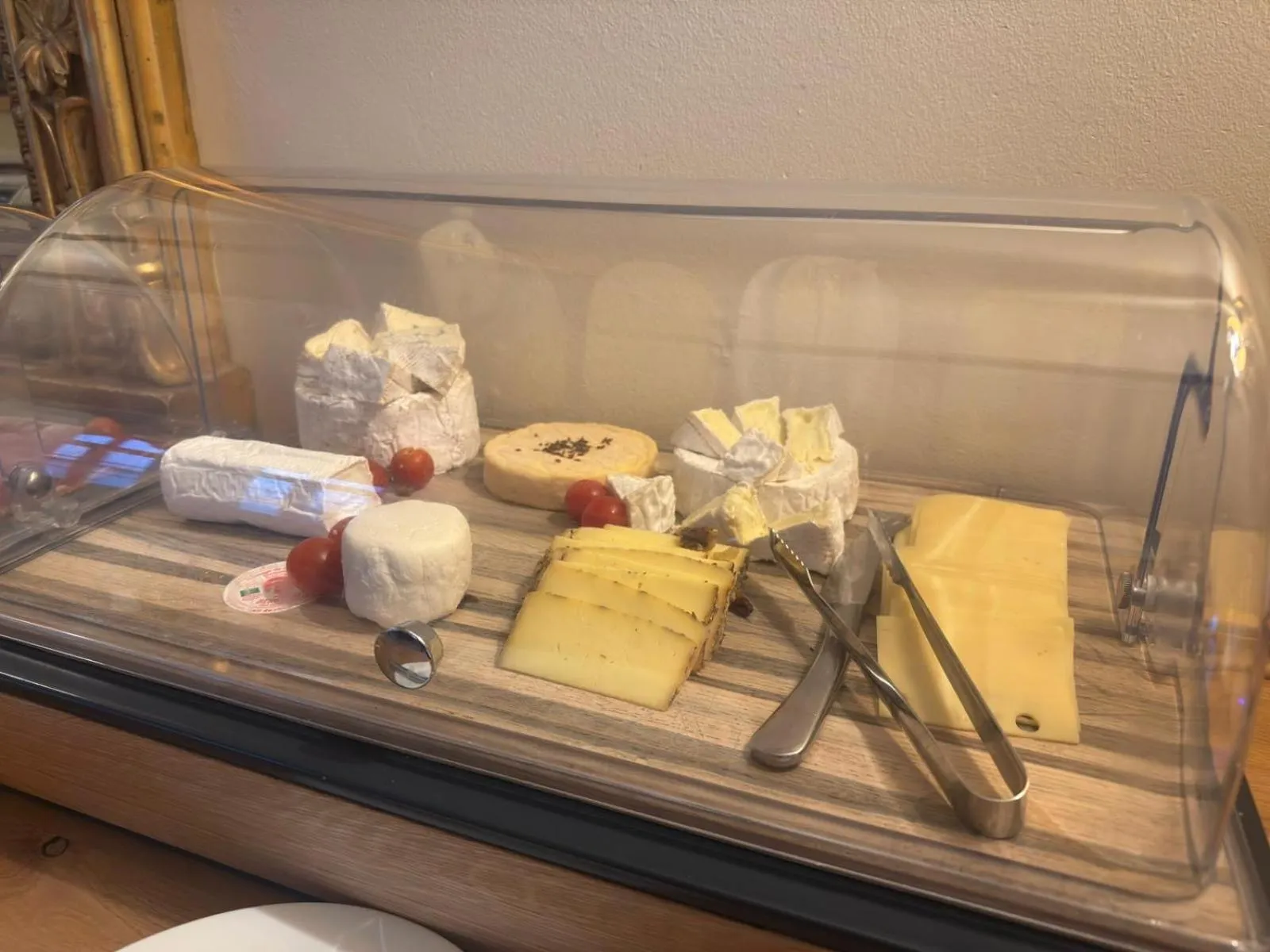 Buffet breakfast in Château de Pourtalès