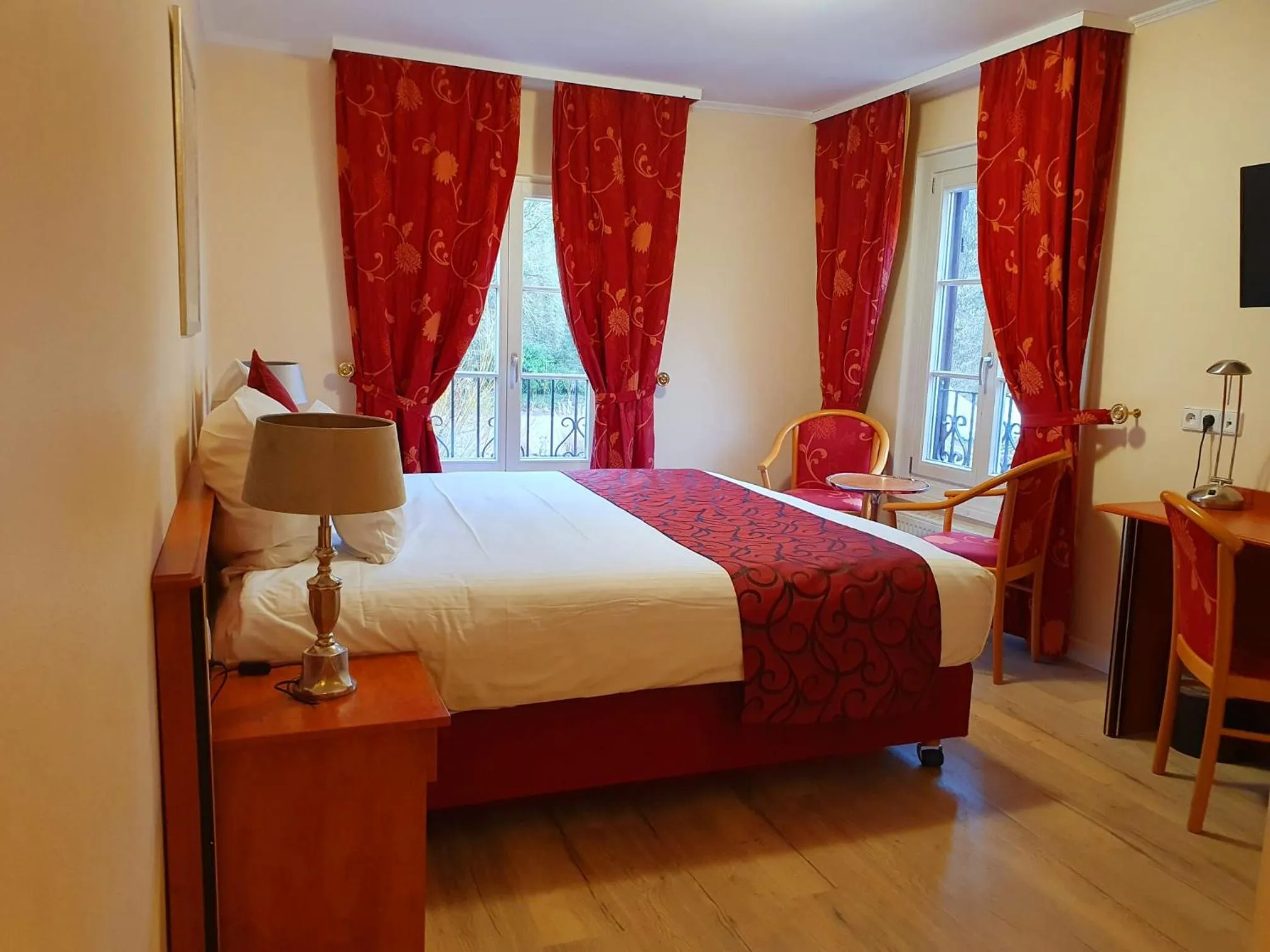 Bedroom, Bed in Château de Pourtalès