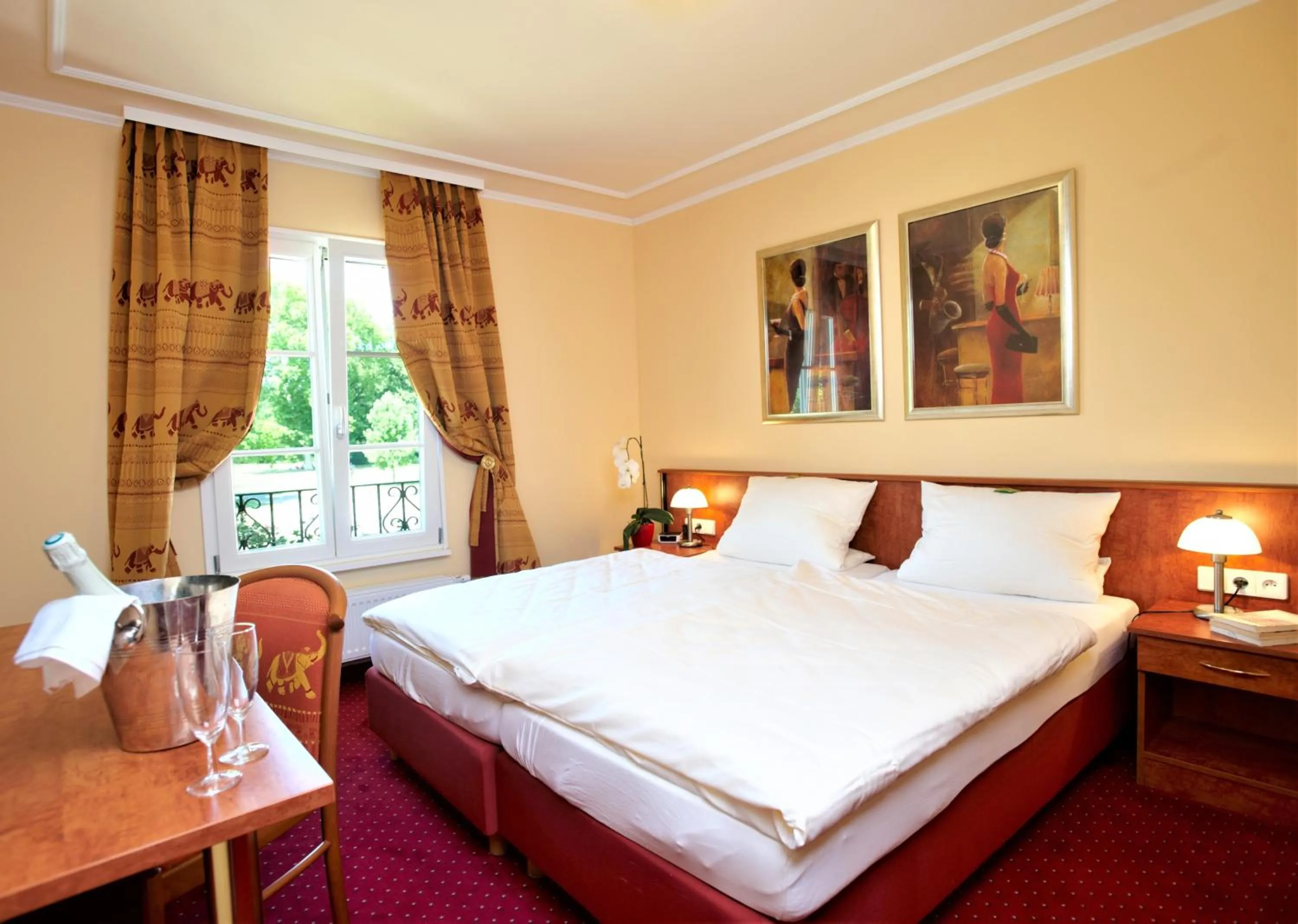 Photo of the whole room, Bed in Château de Pourtalès