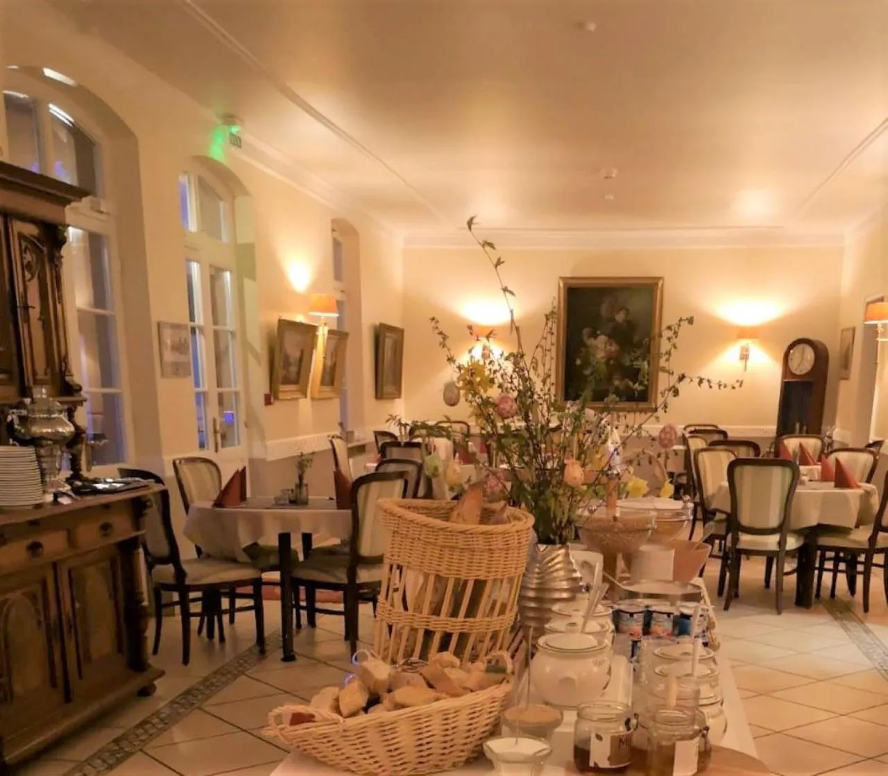 Buffet breakfast in Château de Pourtalès