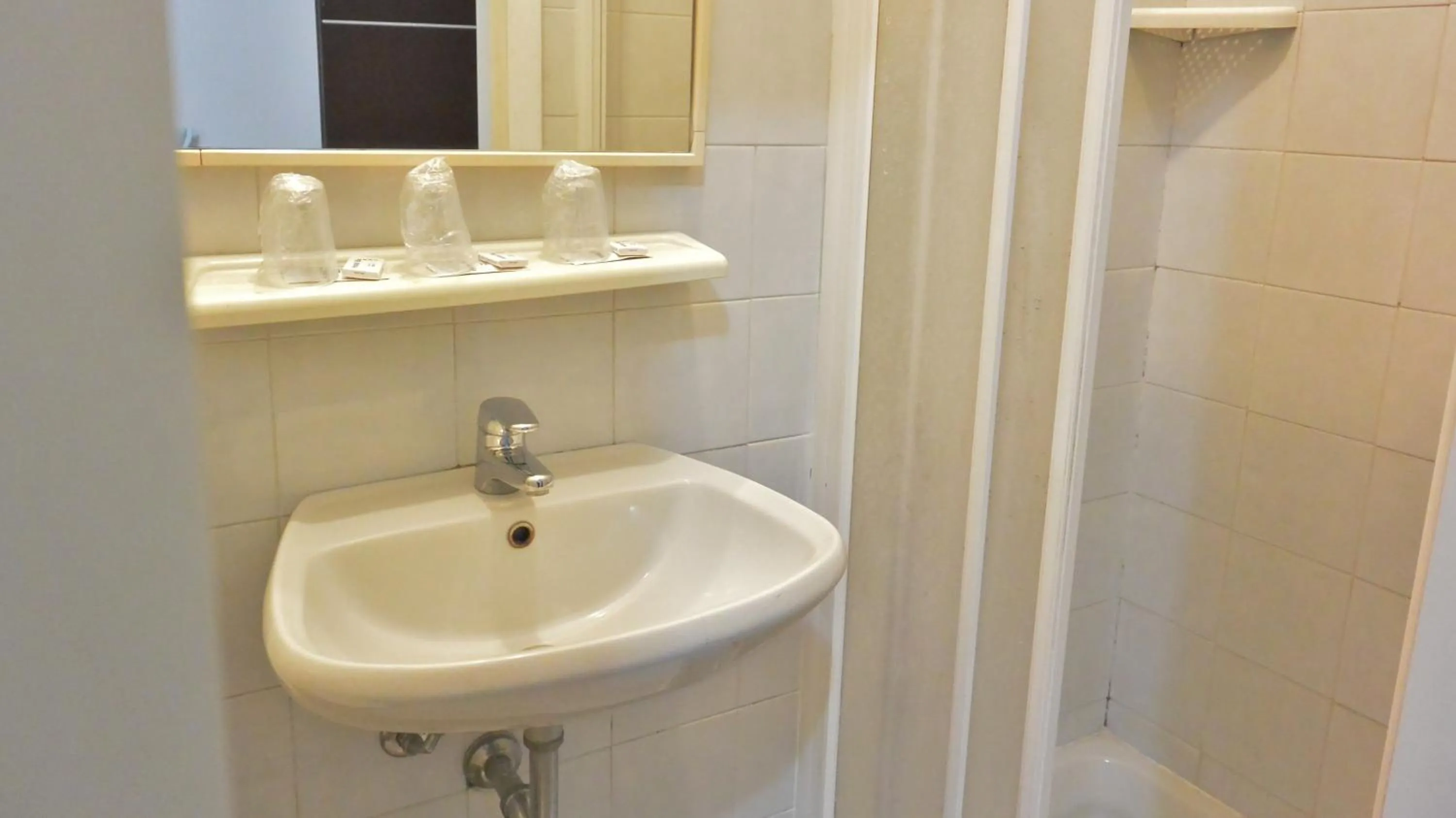 Bathroom in Hotel Arno