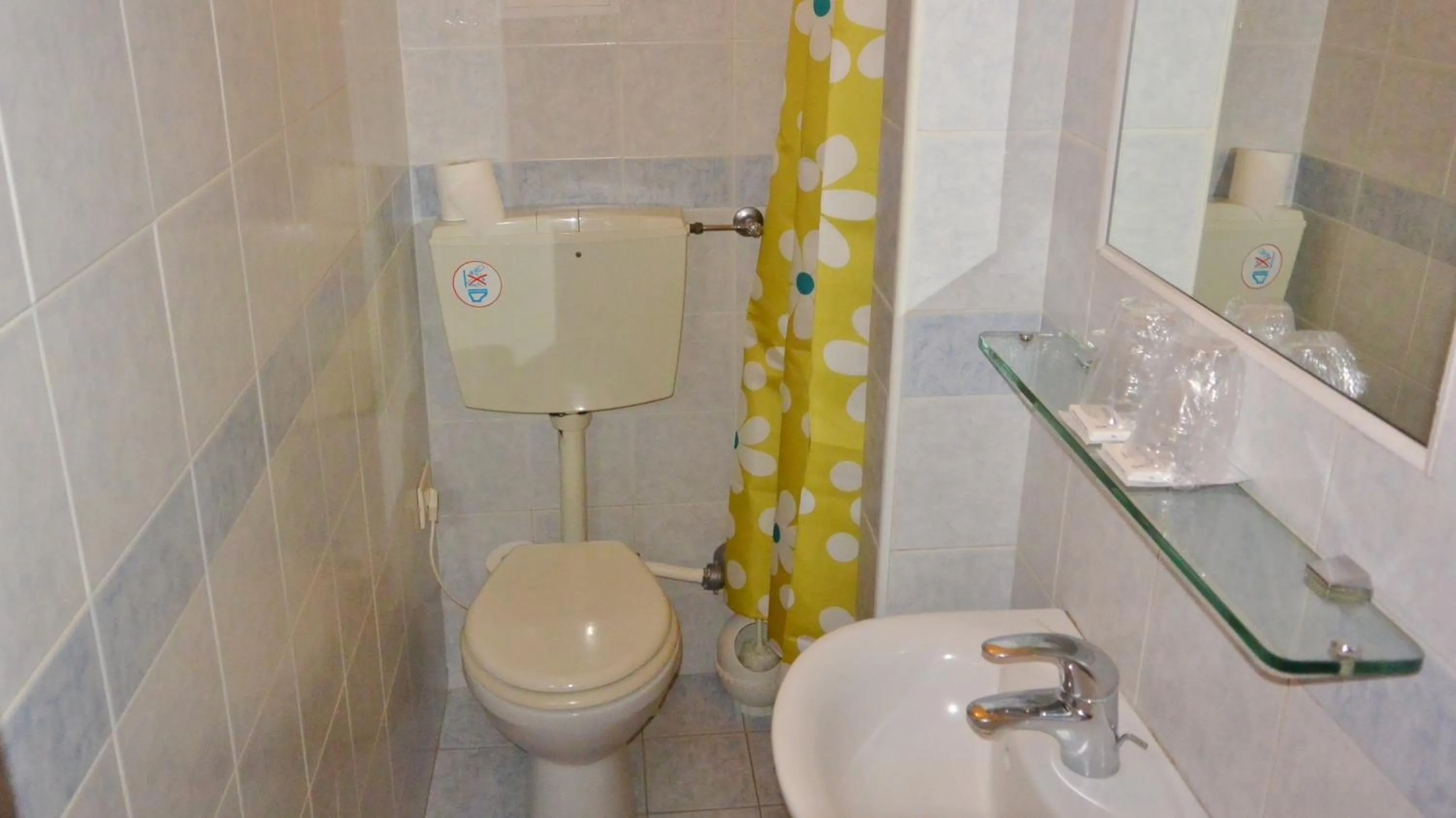 Bathroom in Hotel Arno