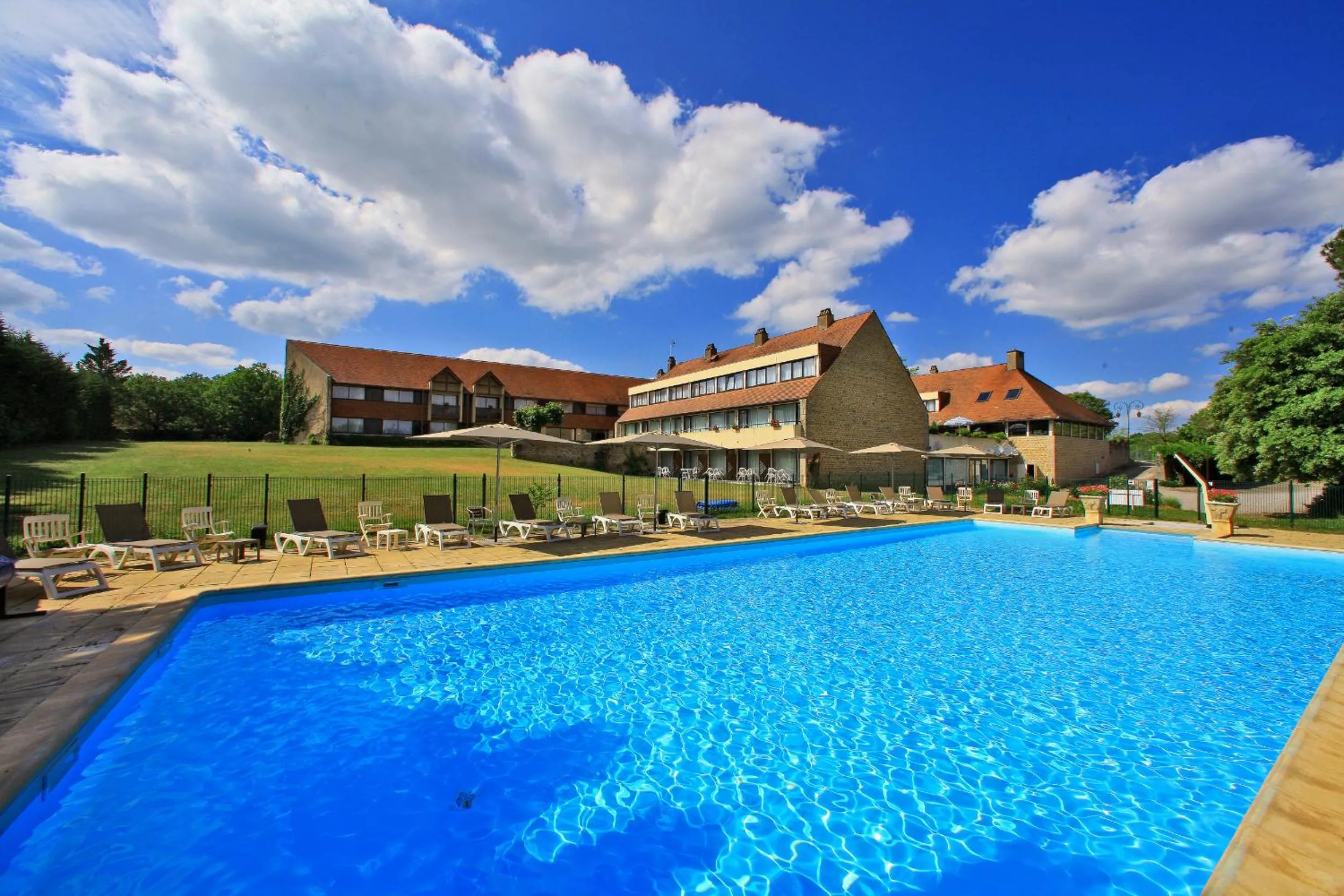 Property building in Hôtel Restaurant du Château