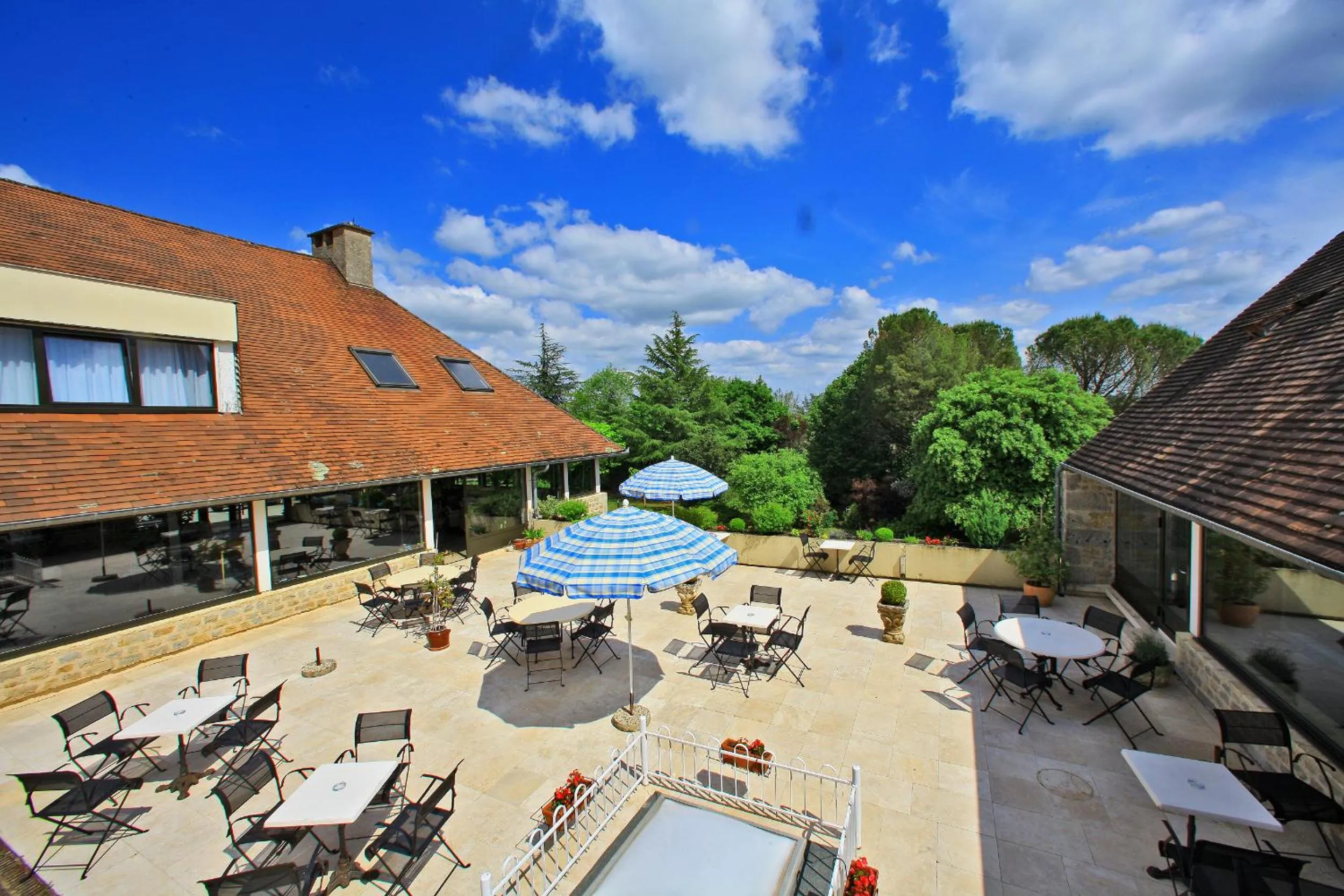 Patio in Hôtel Restaurant du Château