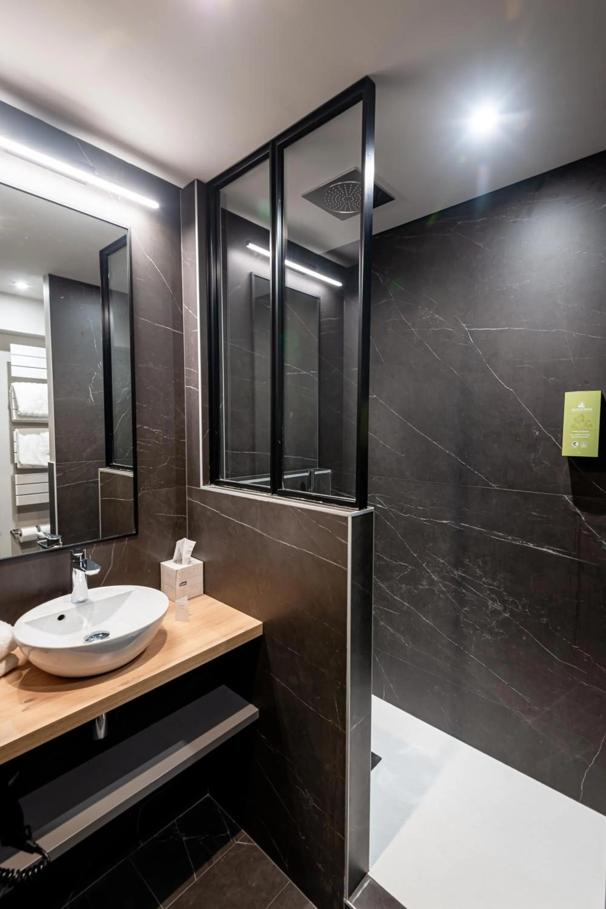 Bathroom in Hôtel de la Cité