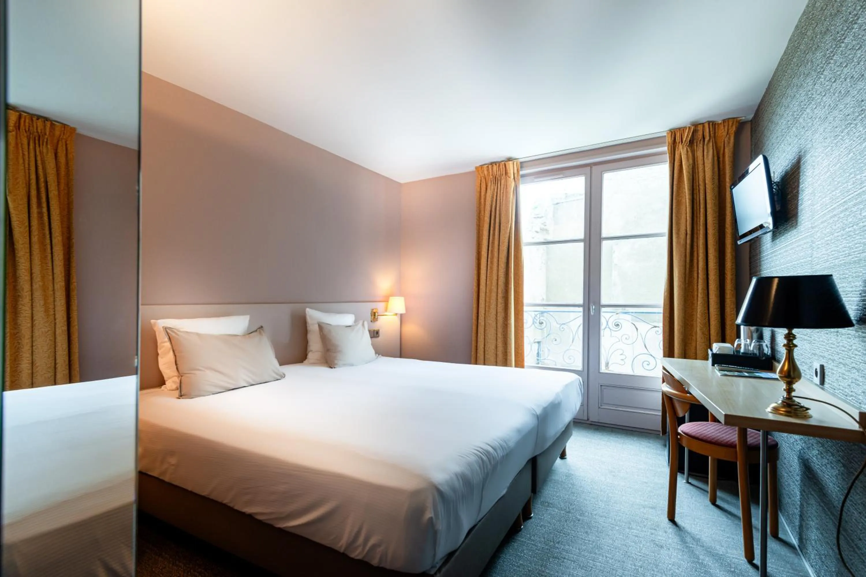 Bedroom, Bed in Hôtel de la Cité