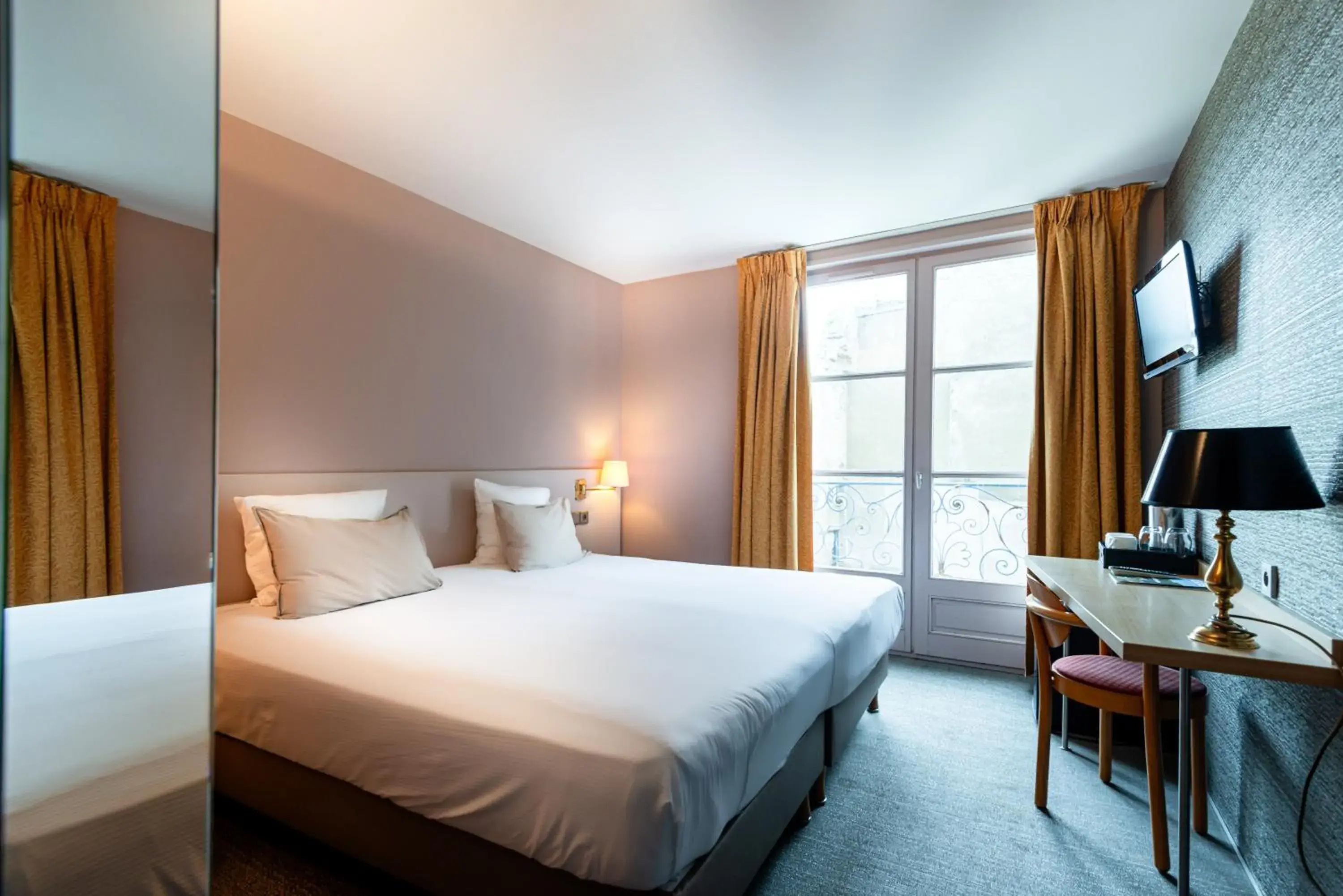 Standard Double or Twin Room with Partial Sea View in Hôtel de la Cité Standard Double or Twin Room with Partial Sea View in Hôtel de la Cité