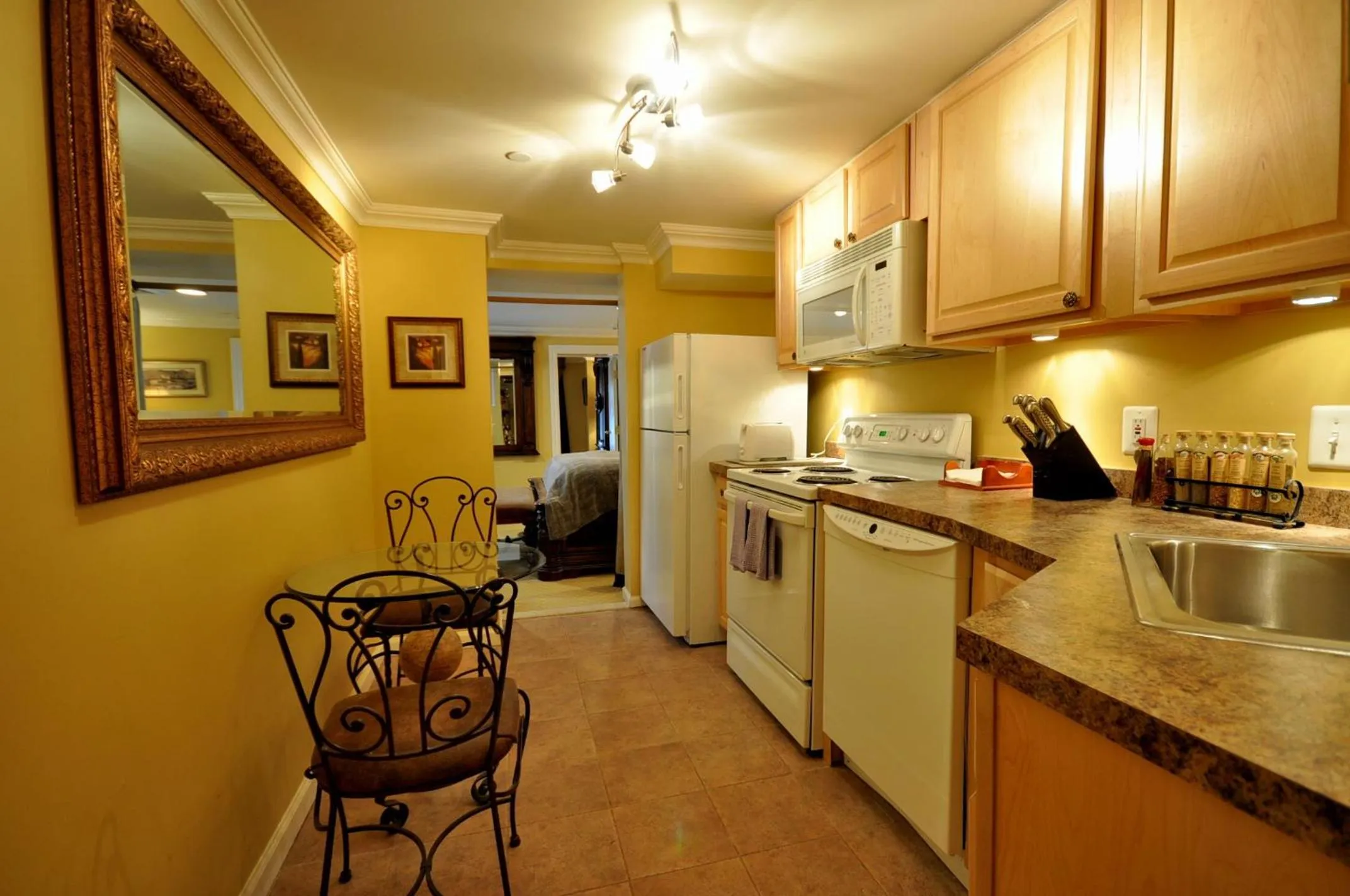 Coffee/tea facilities in Atlantis Inn Hotel