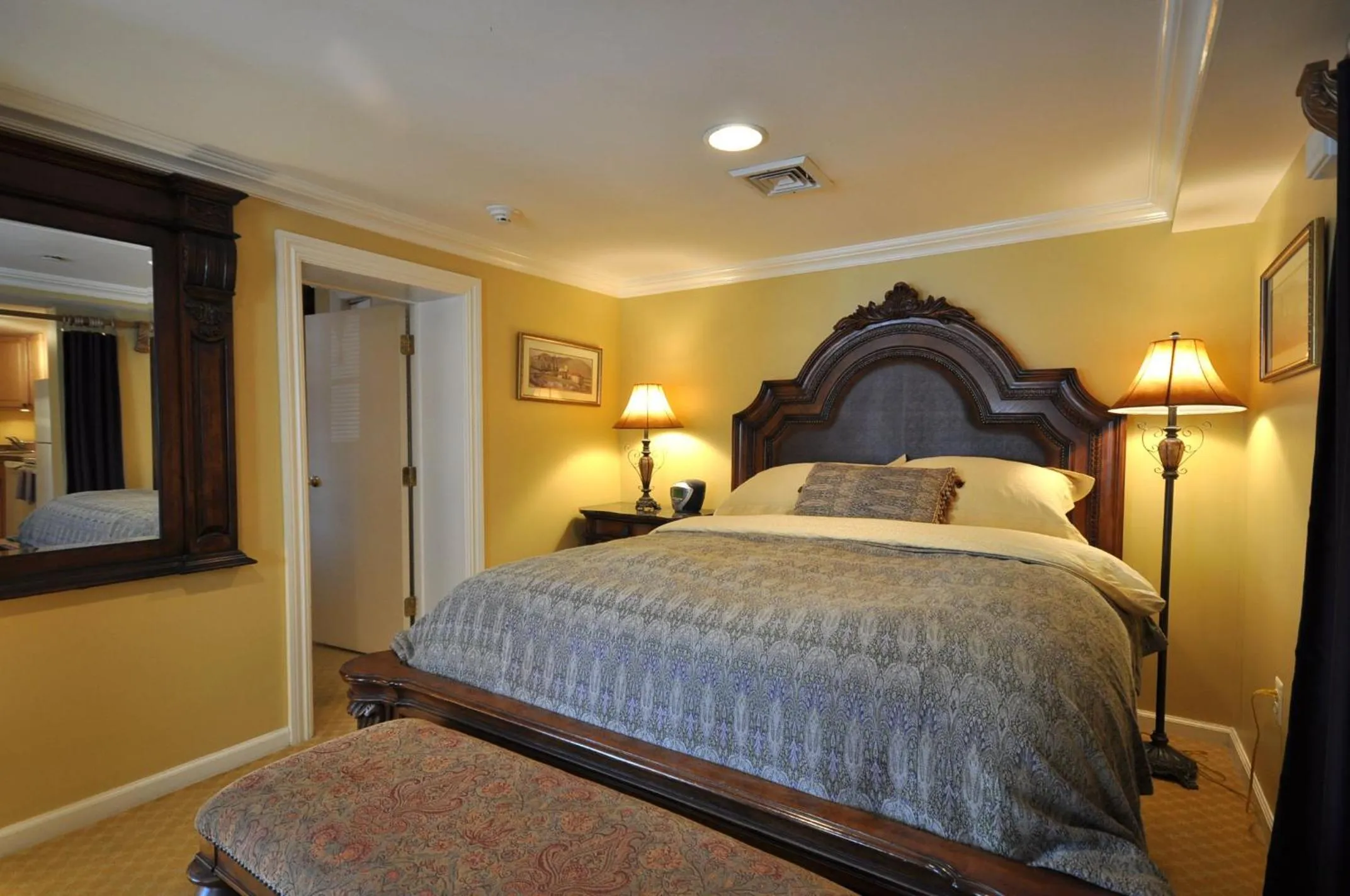 Bed in Atlantis Inn Hotel