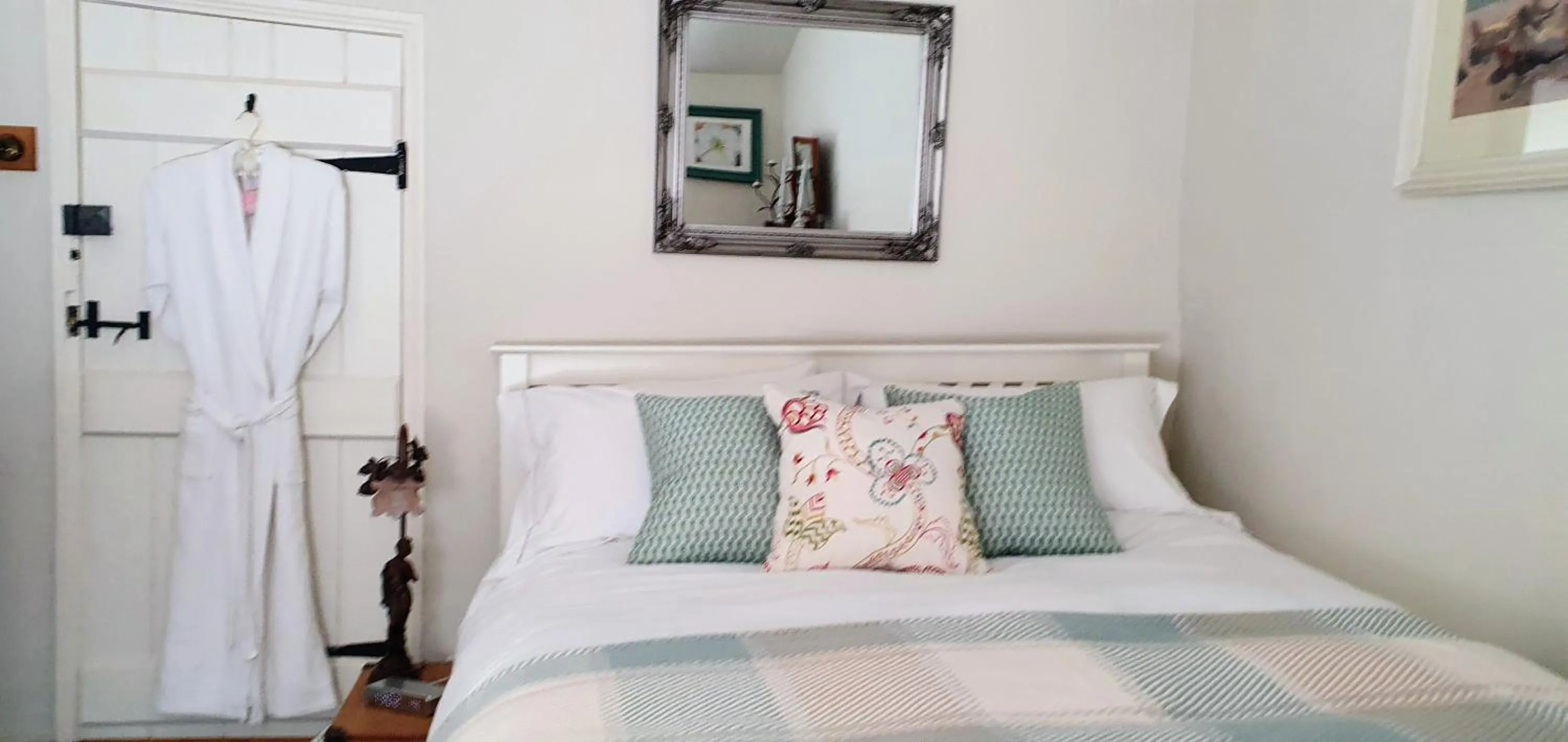 Bed in Tracebridge Cottage B&B