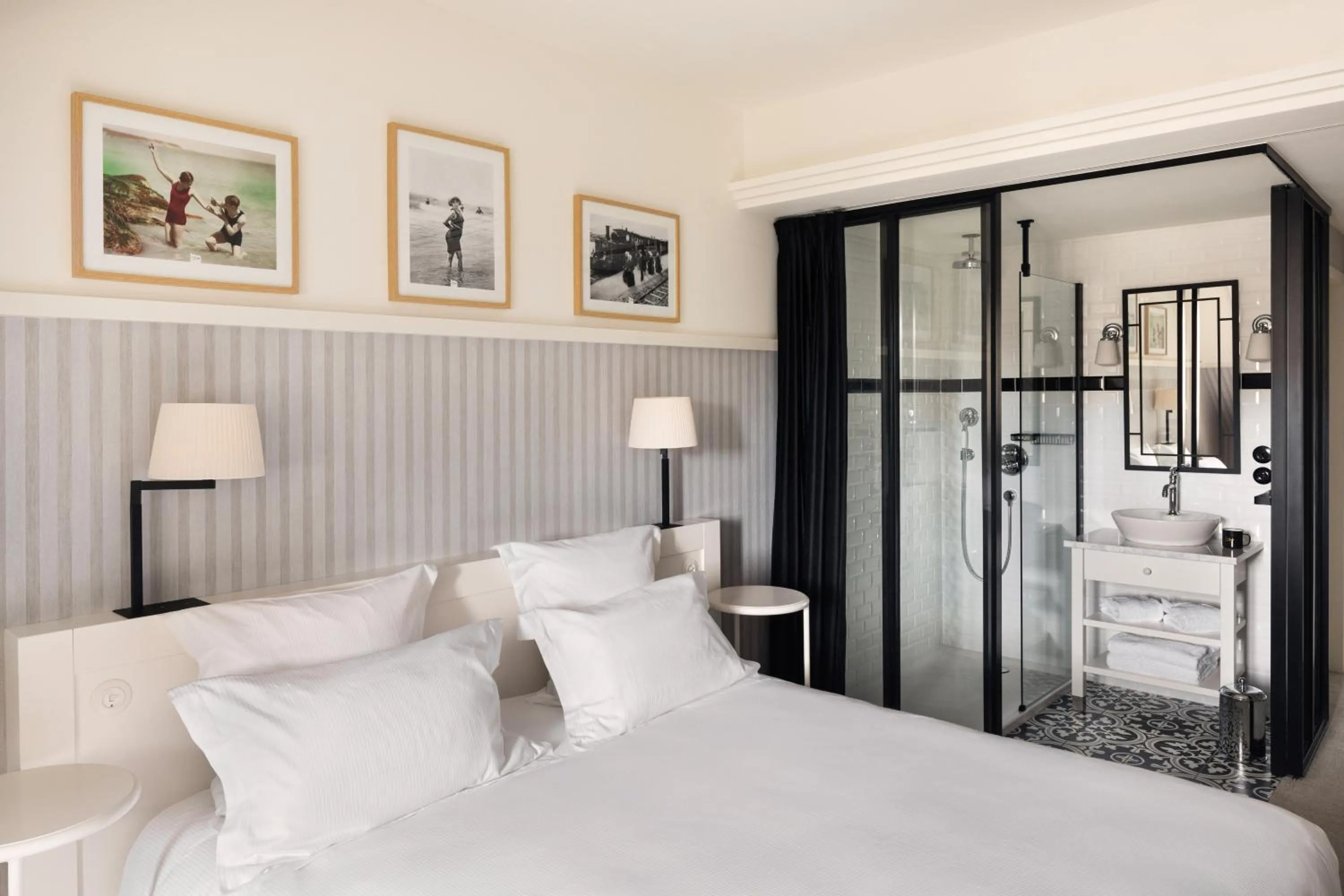 Bathroom, Bed in Grand Hôtel Perros-Guirec