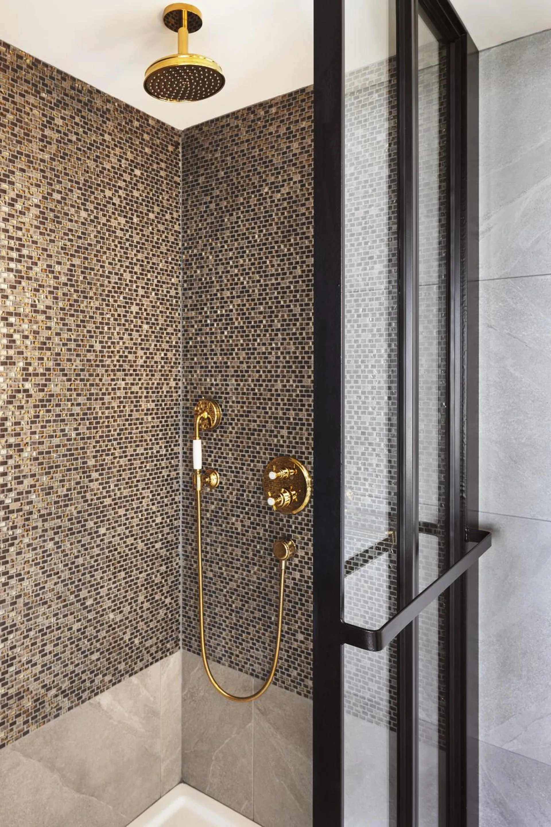 Shower in Grand Hôtel Perros-Guirec