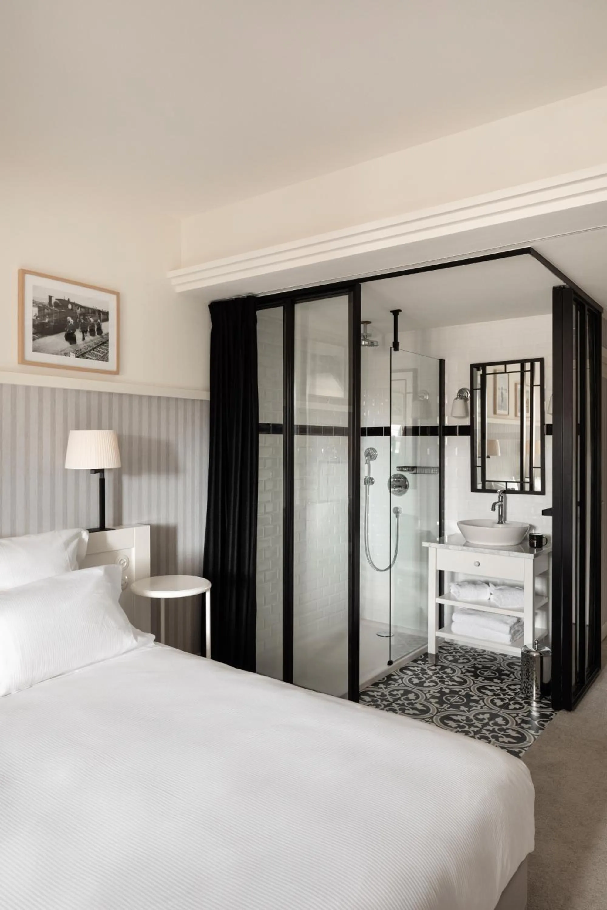 Shower, Bed in Grand Hôtel Perros-Guirec