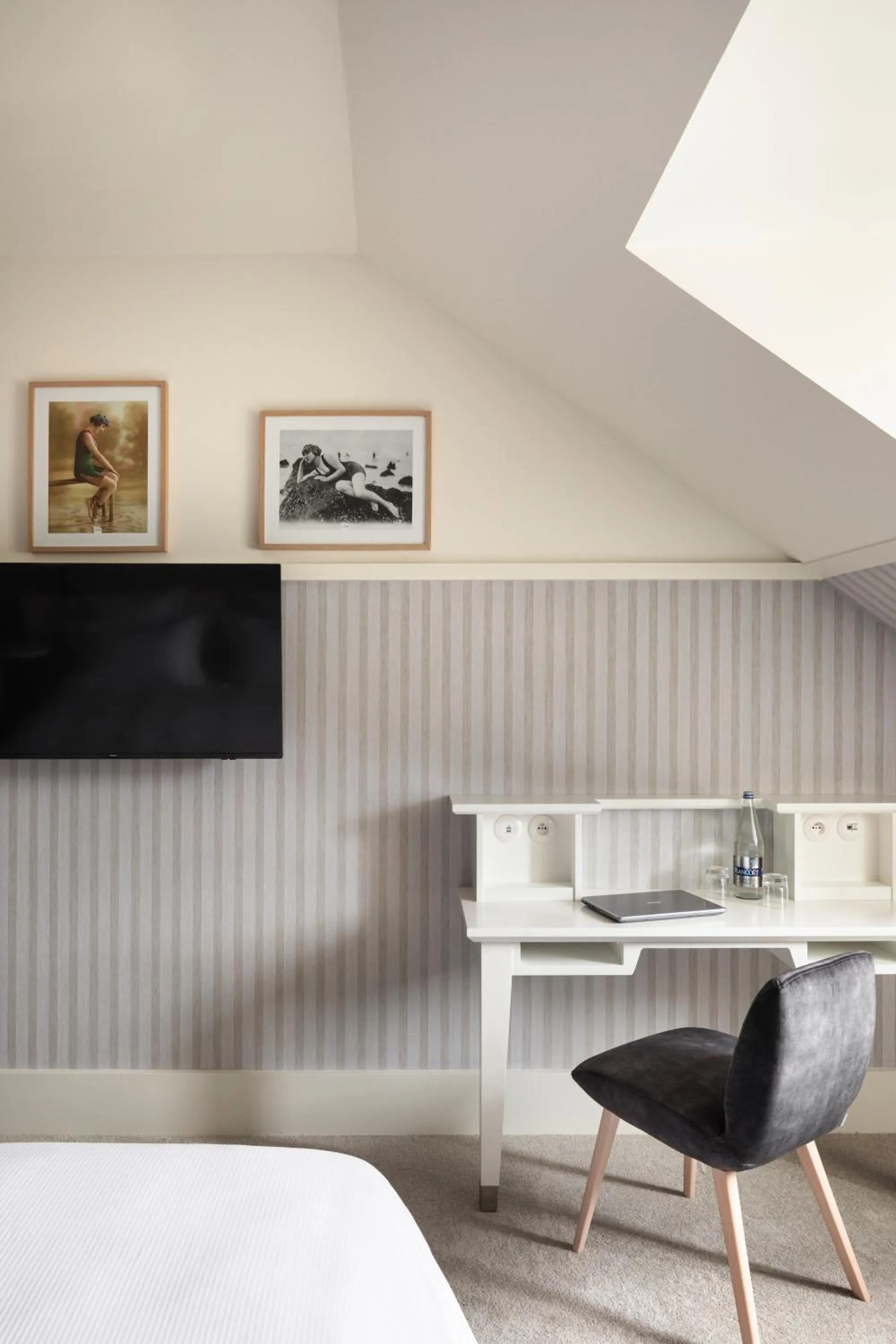 Seating area, Bed in Grand Hôtel Perros-Guirec