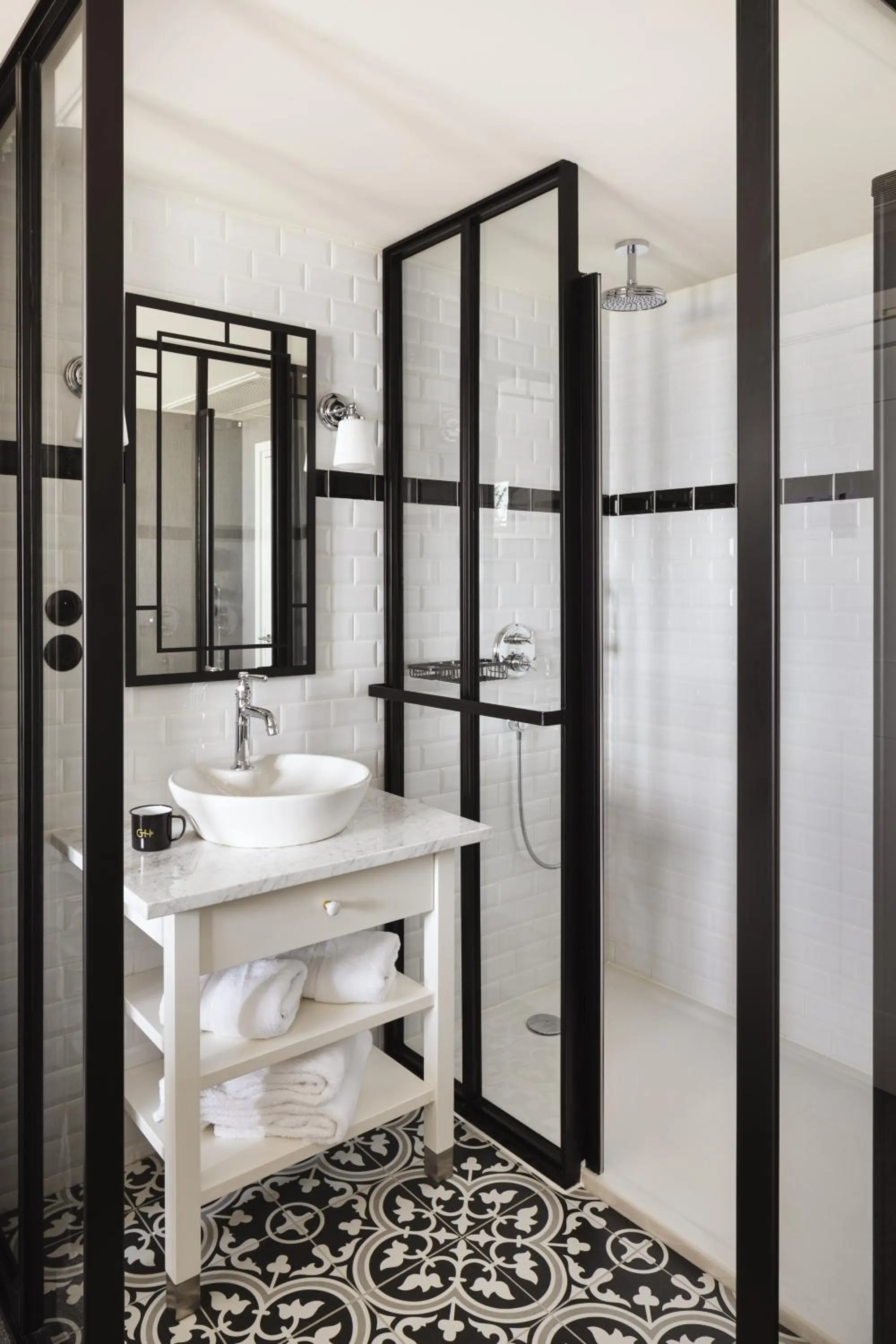 Shower in Grand Hôtel Perros-Guirec