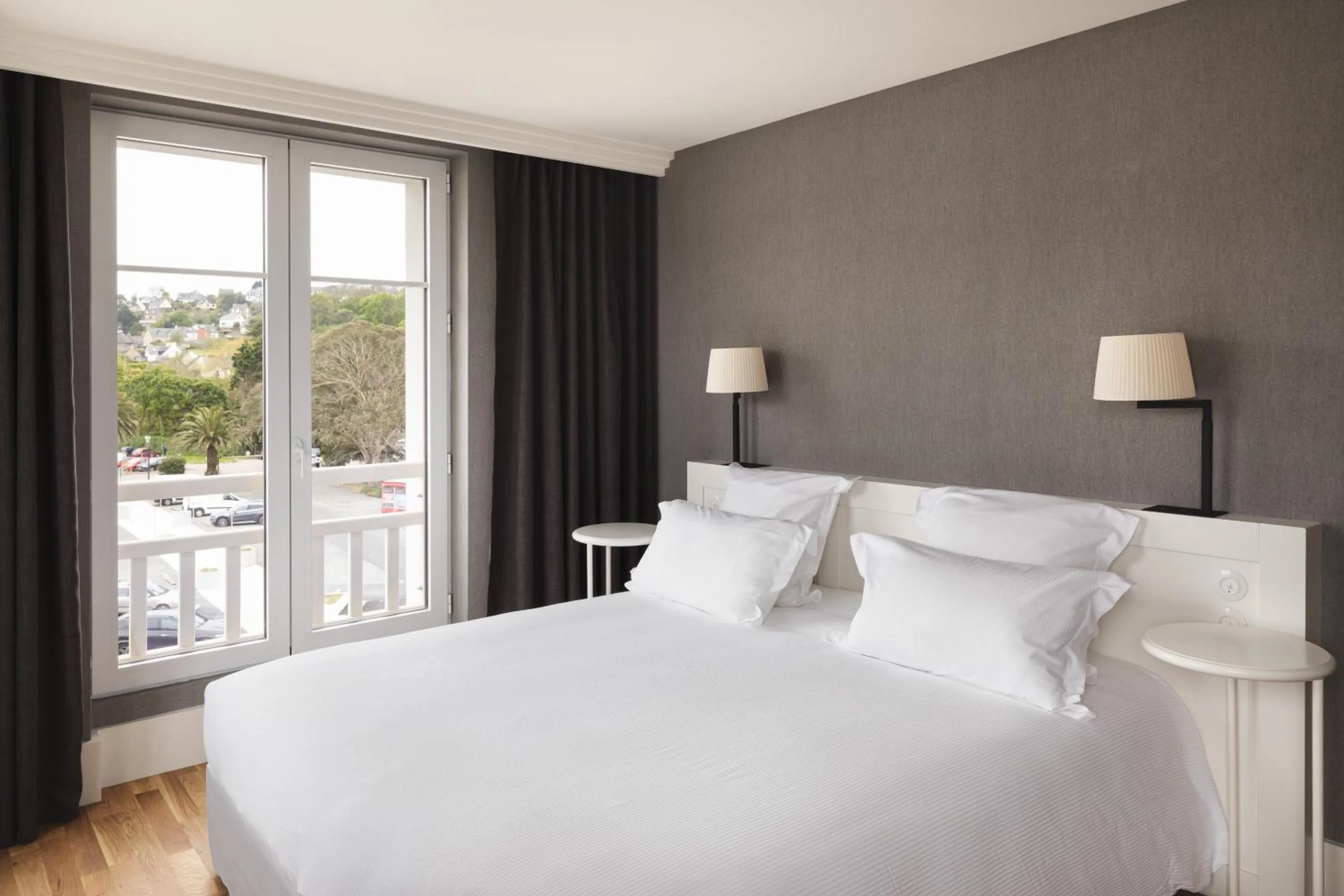 Bedroom, Bed in Grand Hôtel Perros-Guirec