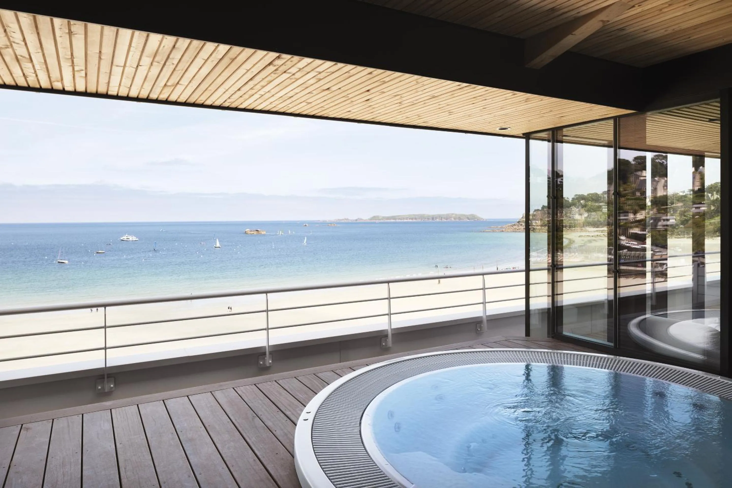 Hot Tub in Grand Hôtel Perros-Guirec