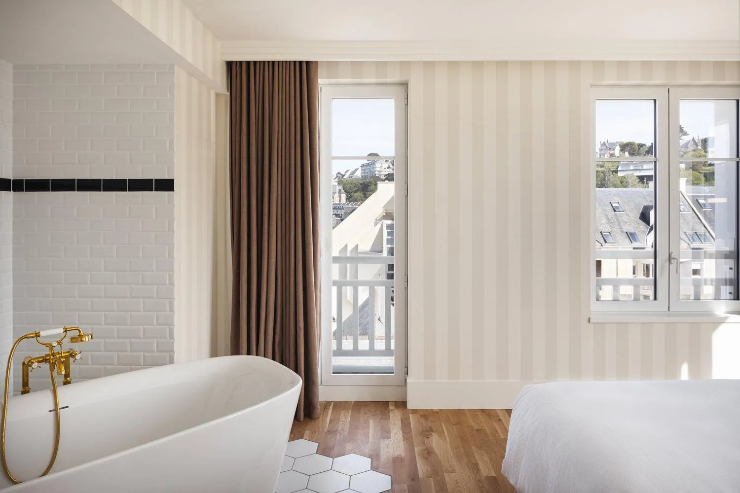 Bedroom, Bed in Grand Hôtel Perros-Guirec