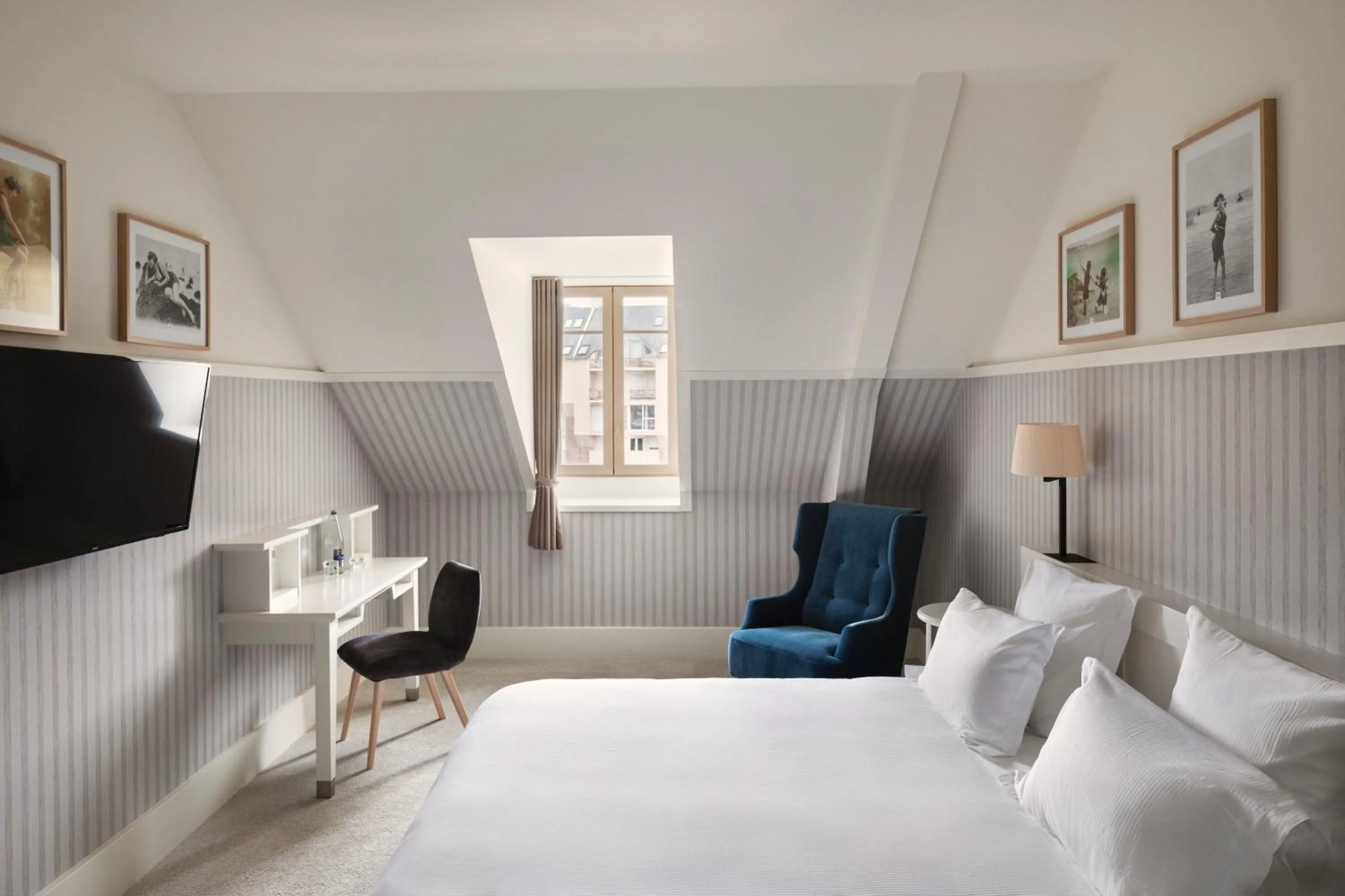Photo of the whole room, Bed in Grand Hôtel Perros-Guirec