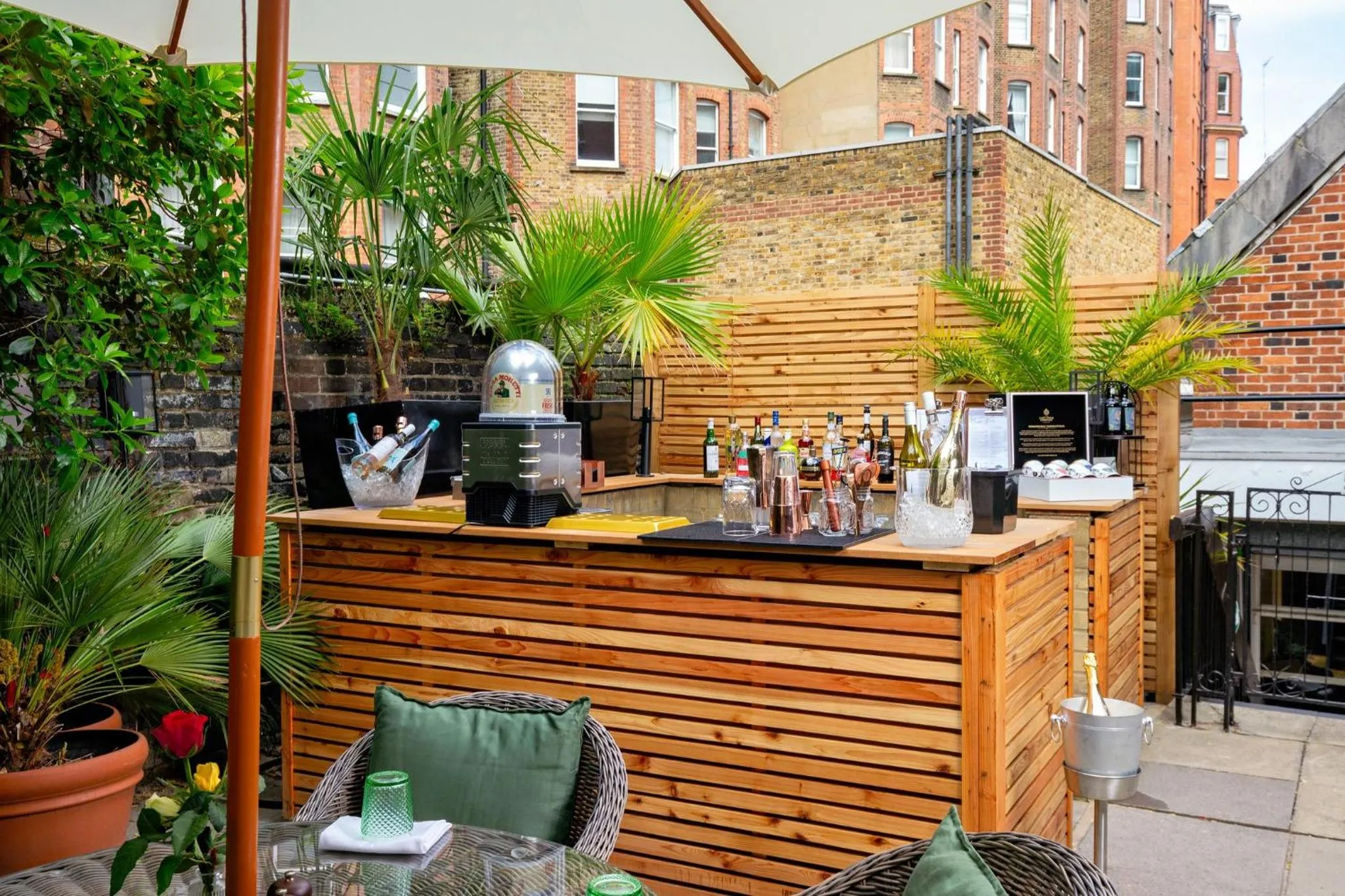 Lounge or bar in Holiday Inn London Kensington High St. by IHG