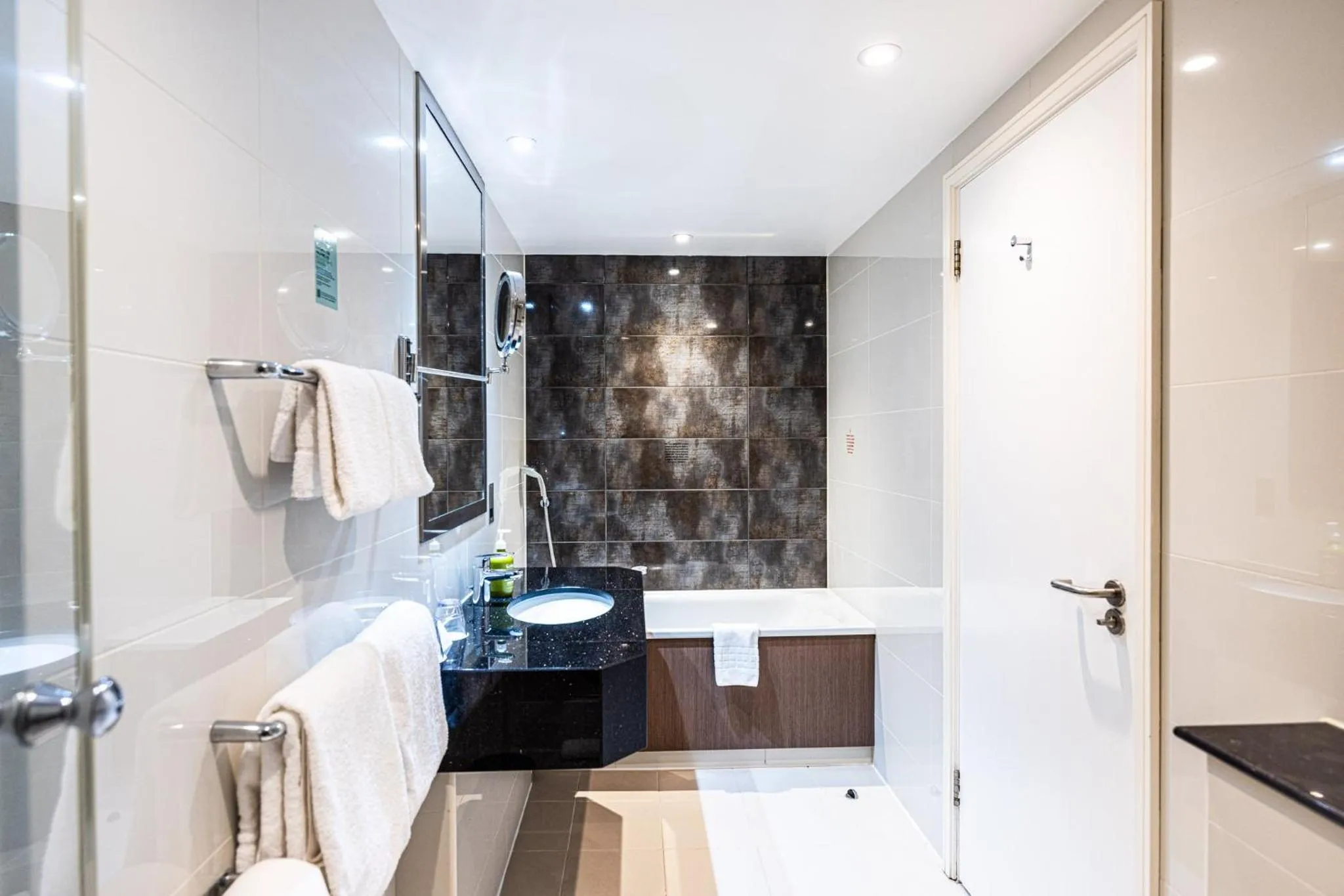 Photo of the whole room in Holiday Inn London Kensington High St. by IHG