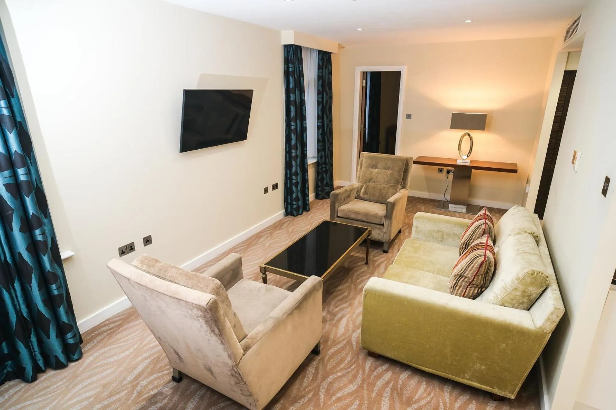 Photo of the whole room in Holiday Inn London Kensington High St. by IHG