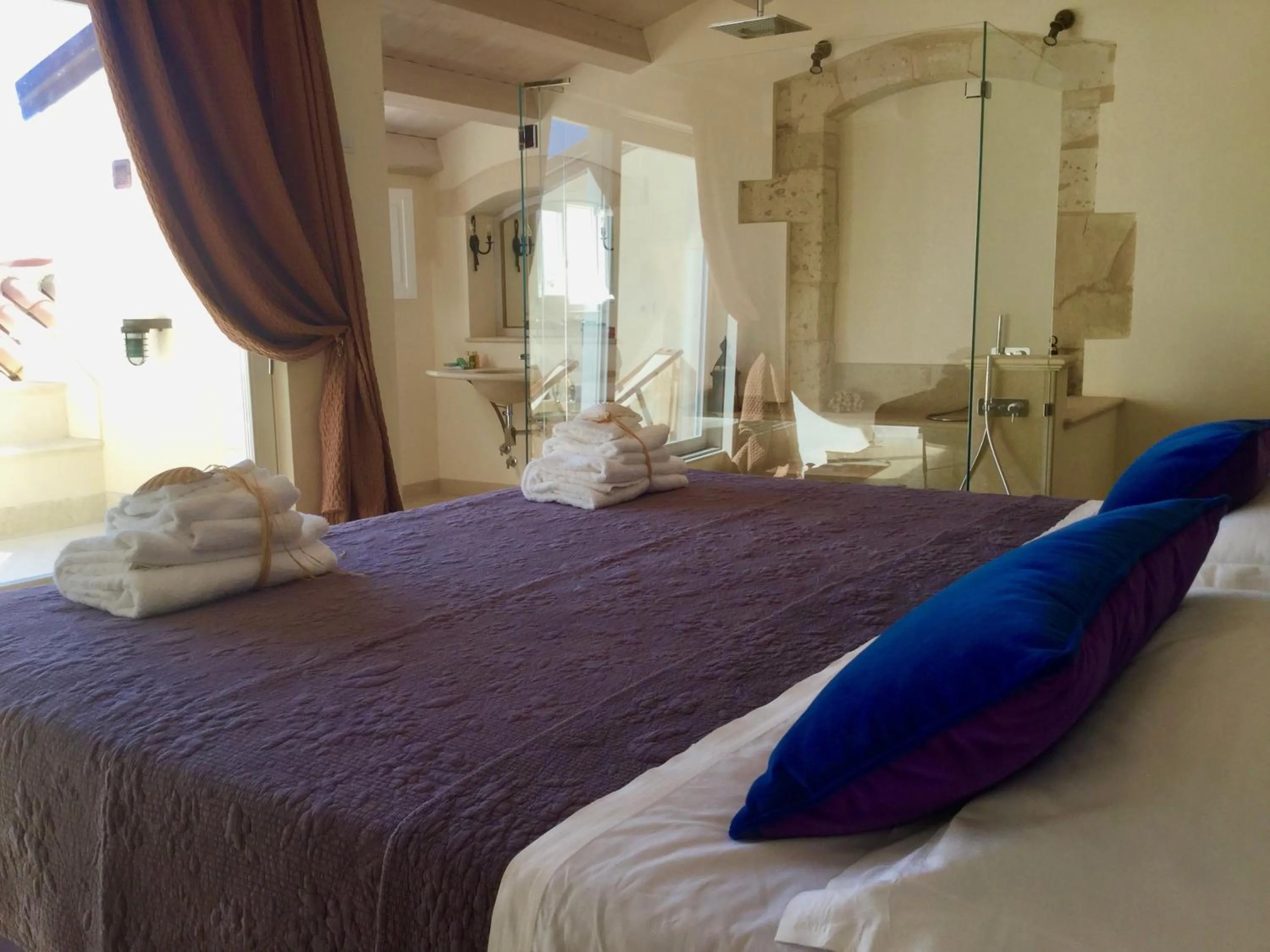 Shower, Bed in Musciara Siracusa Resort