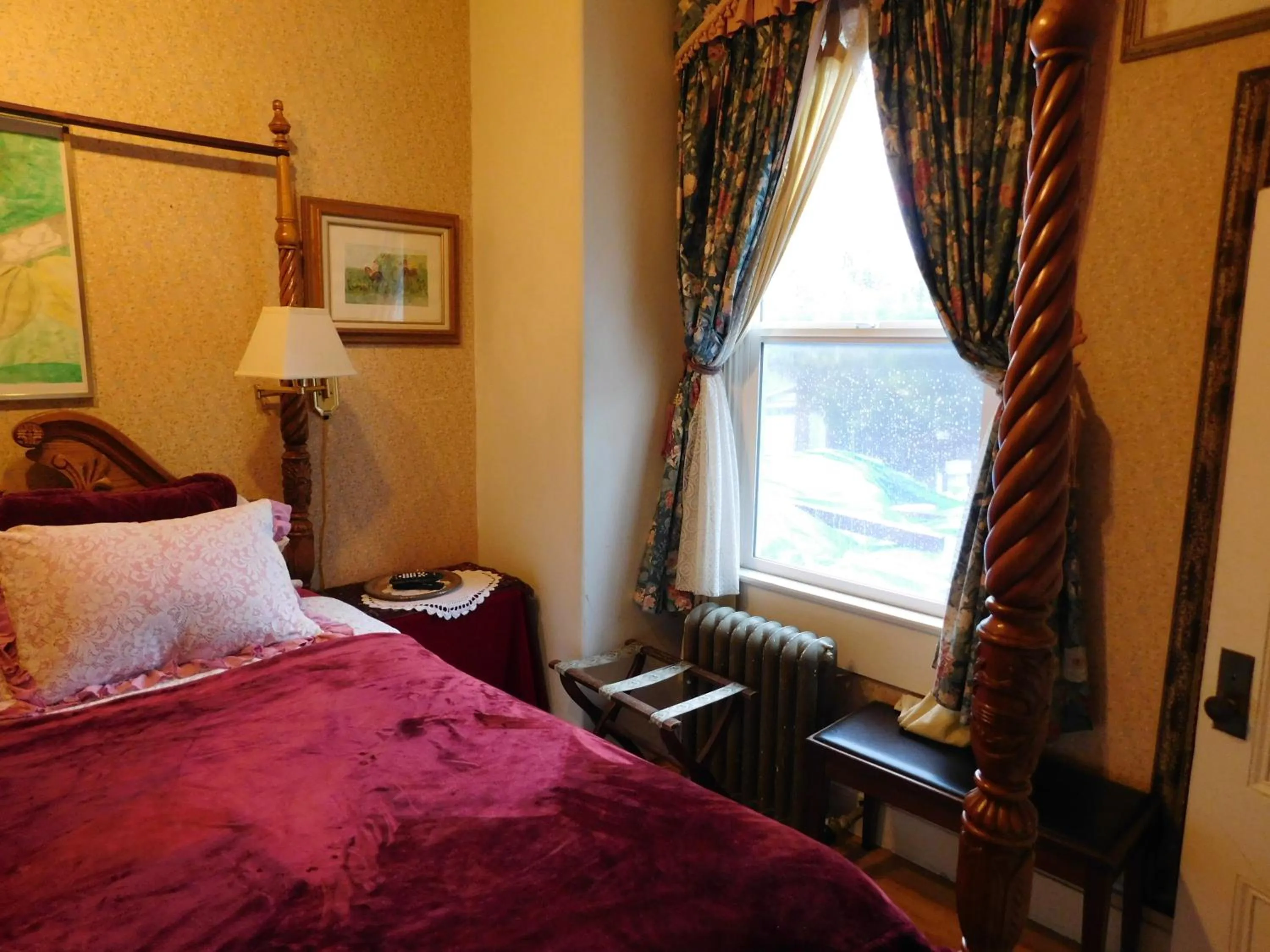 Bed in Cliff Crest Inn