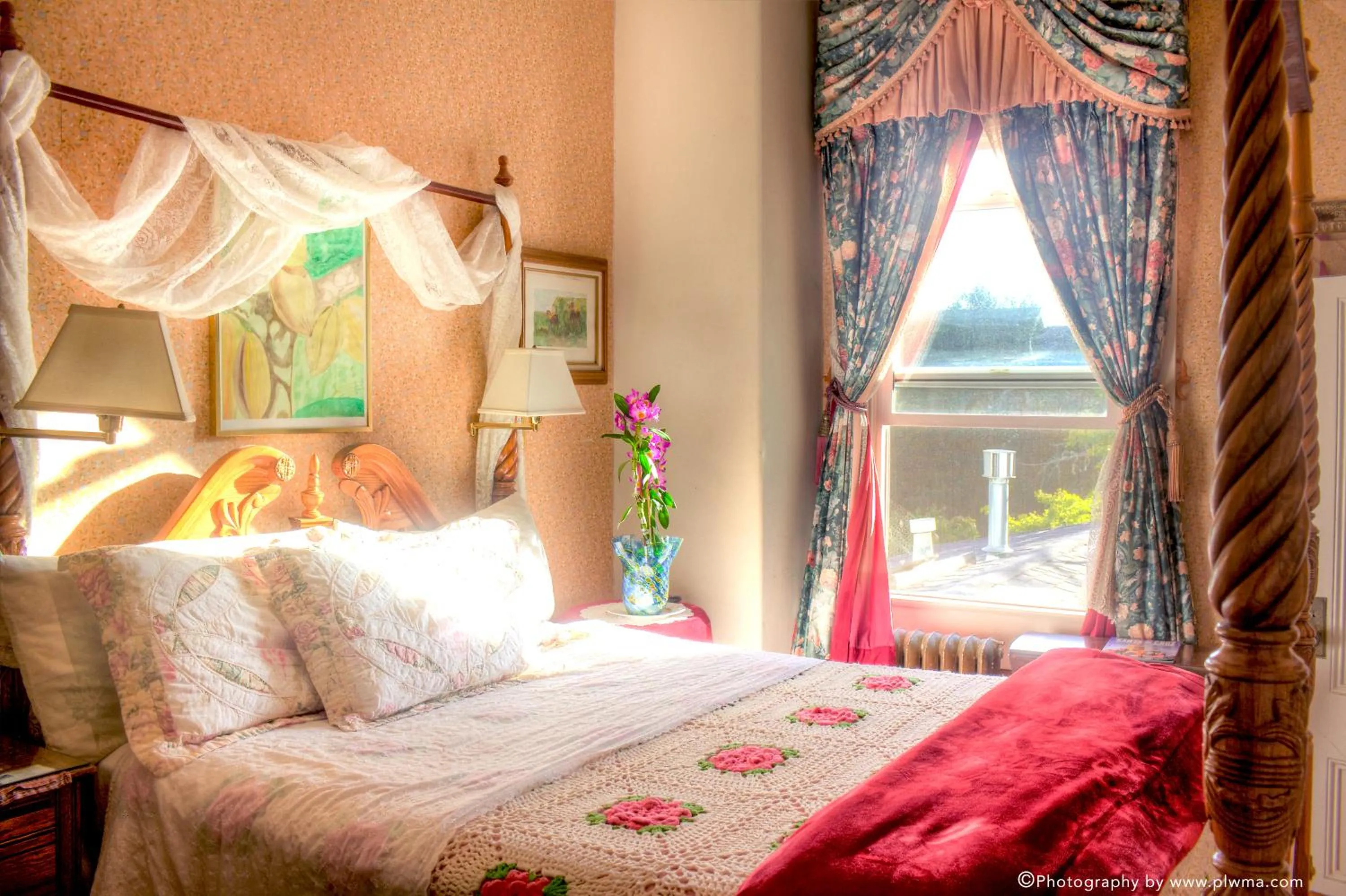 Bed in Cliff Crest Inn