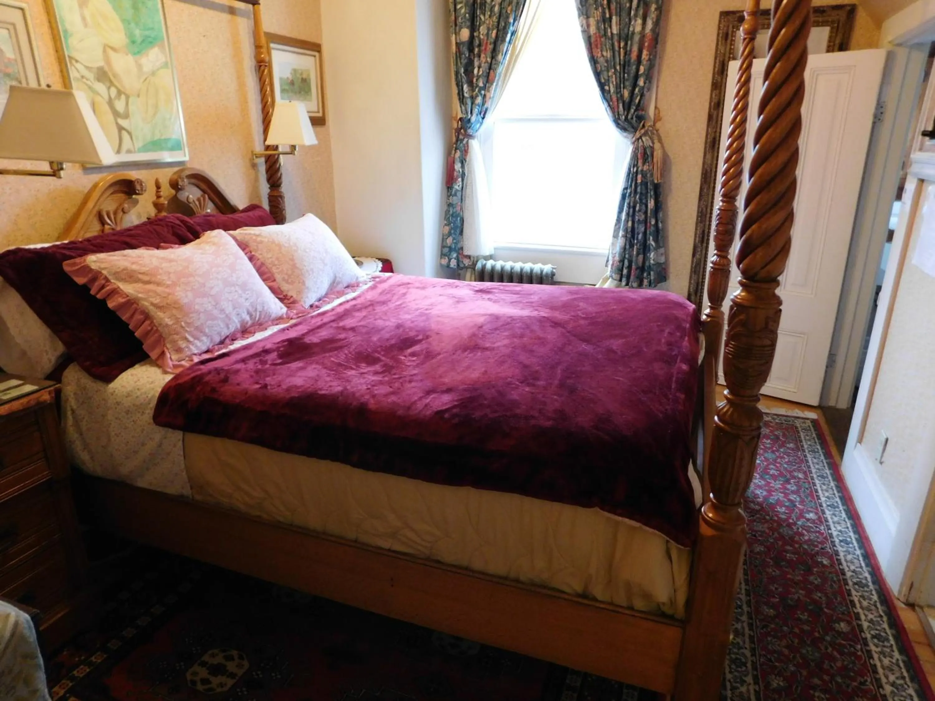 Bed in Cliff Crest Inn