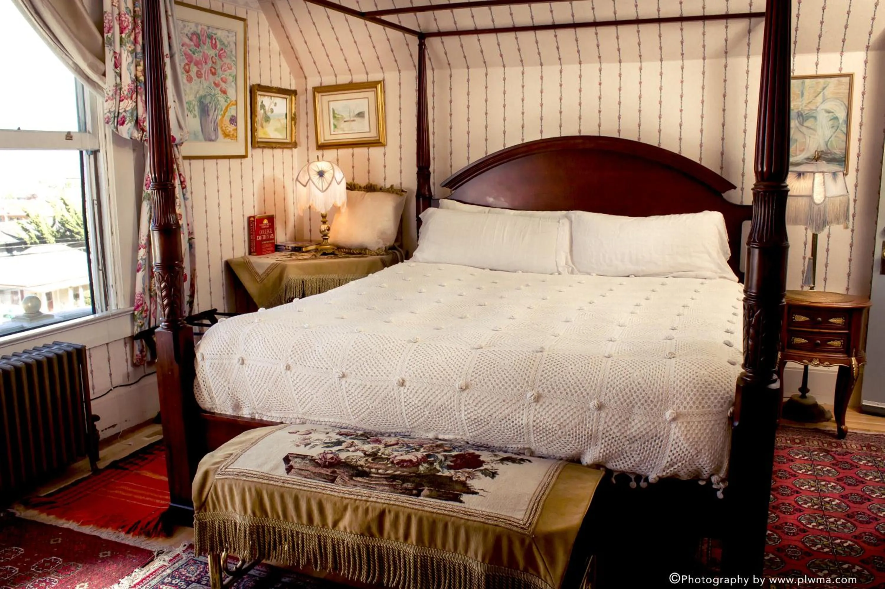 Bed in Cliff Crest Inn