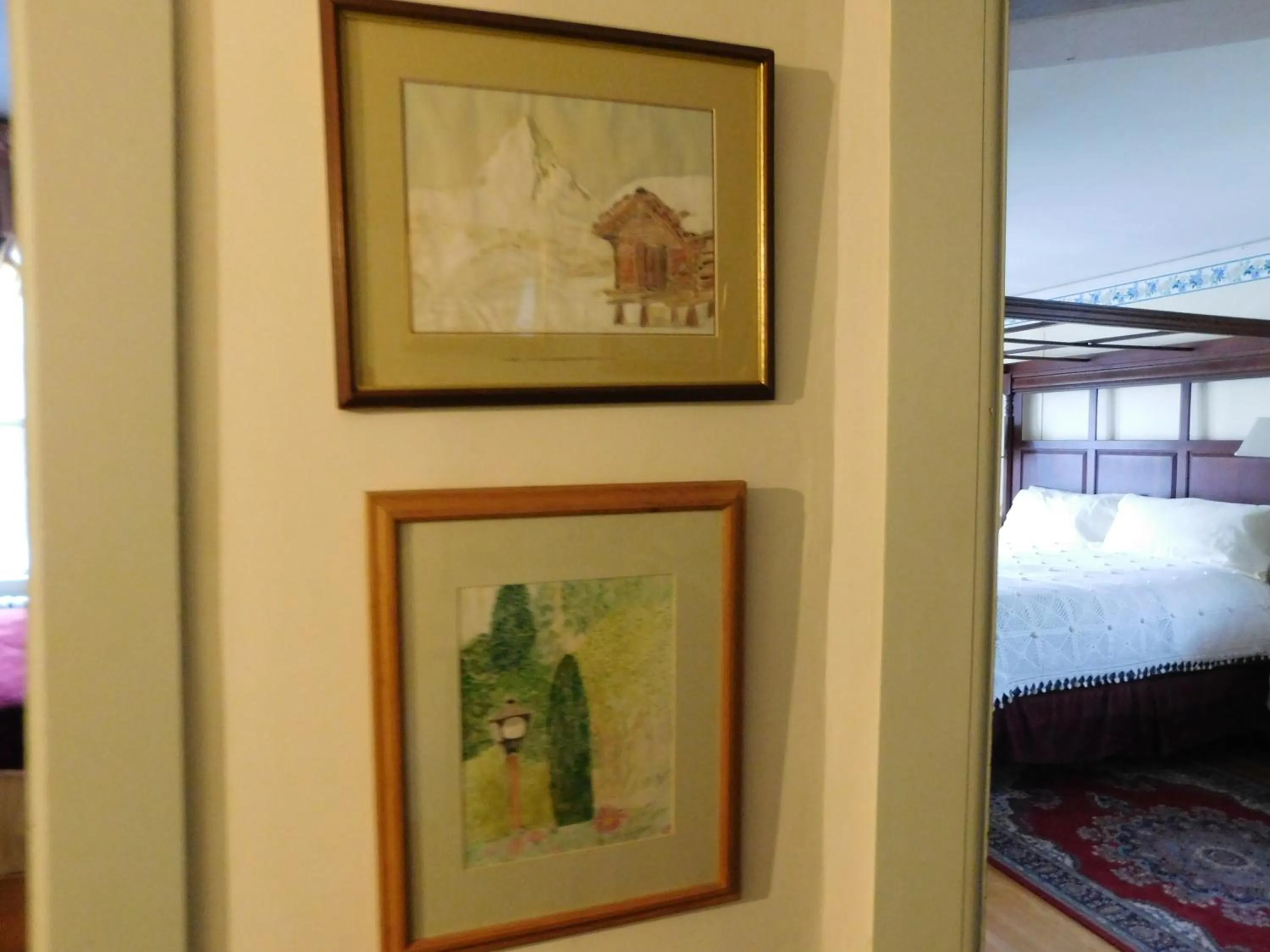 Decorative detail, Bed in Cliff Crest Inn