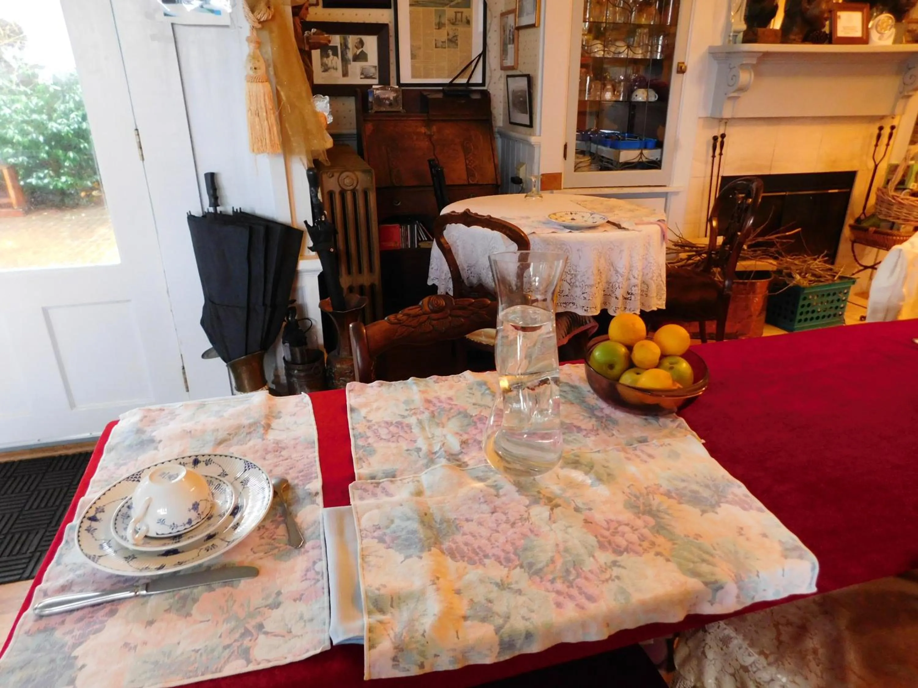 Communal lounge/ TV room in Cliff Crest Inn