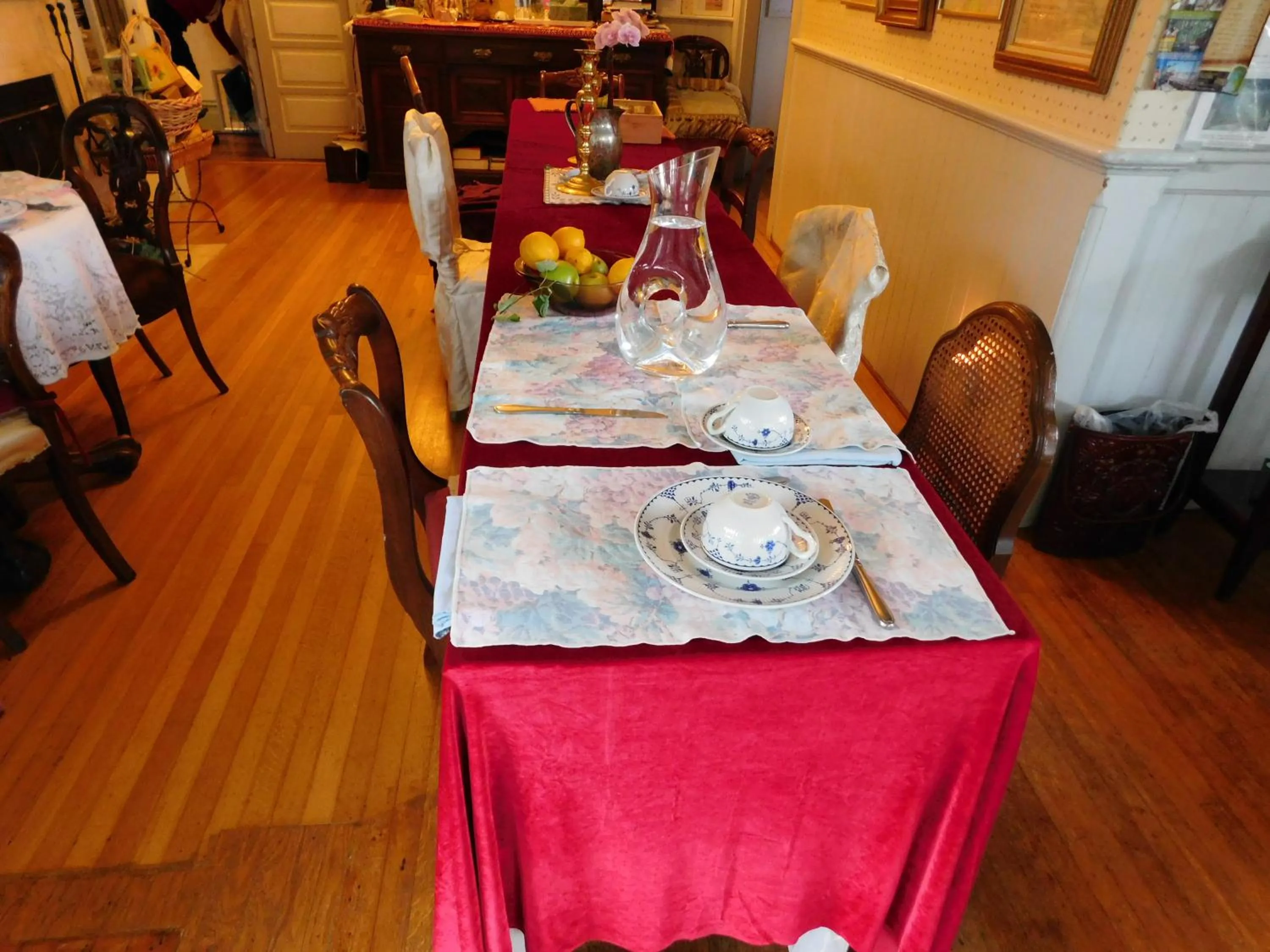 Communal lounge/ TV room in Cliff Crest Inn