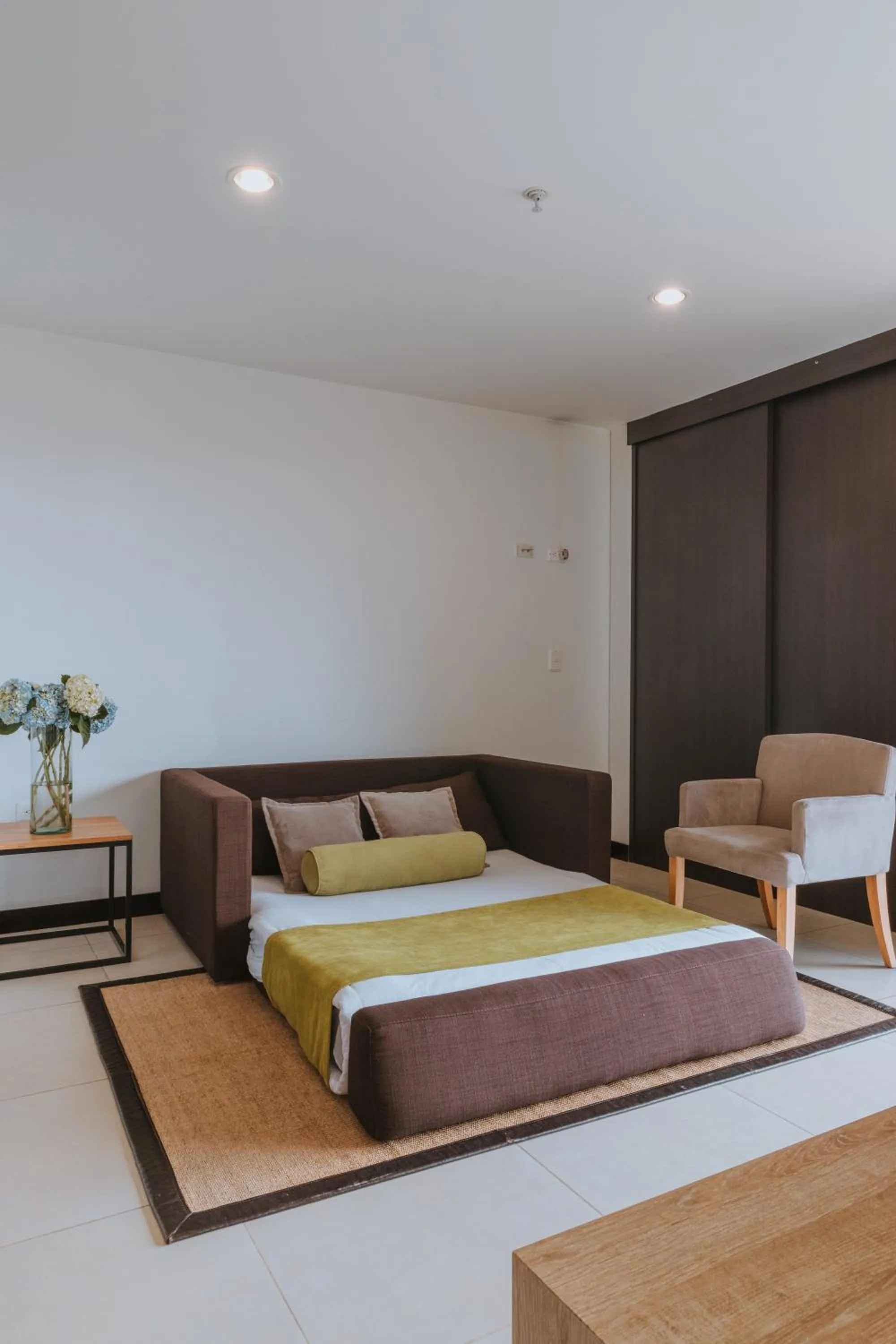 Living room, Bed in Travelers Rio Verde Living Suites