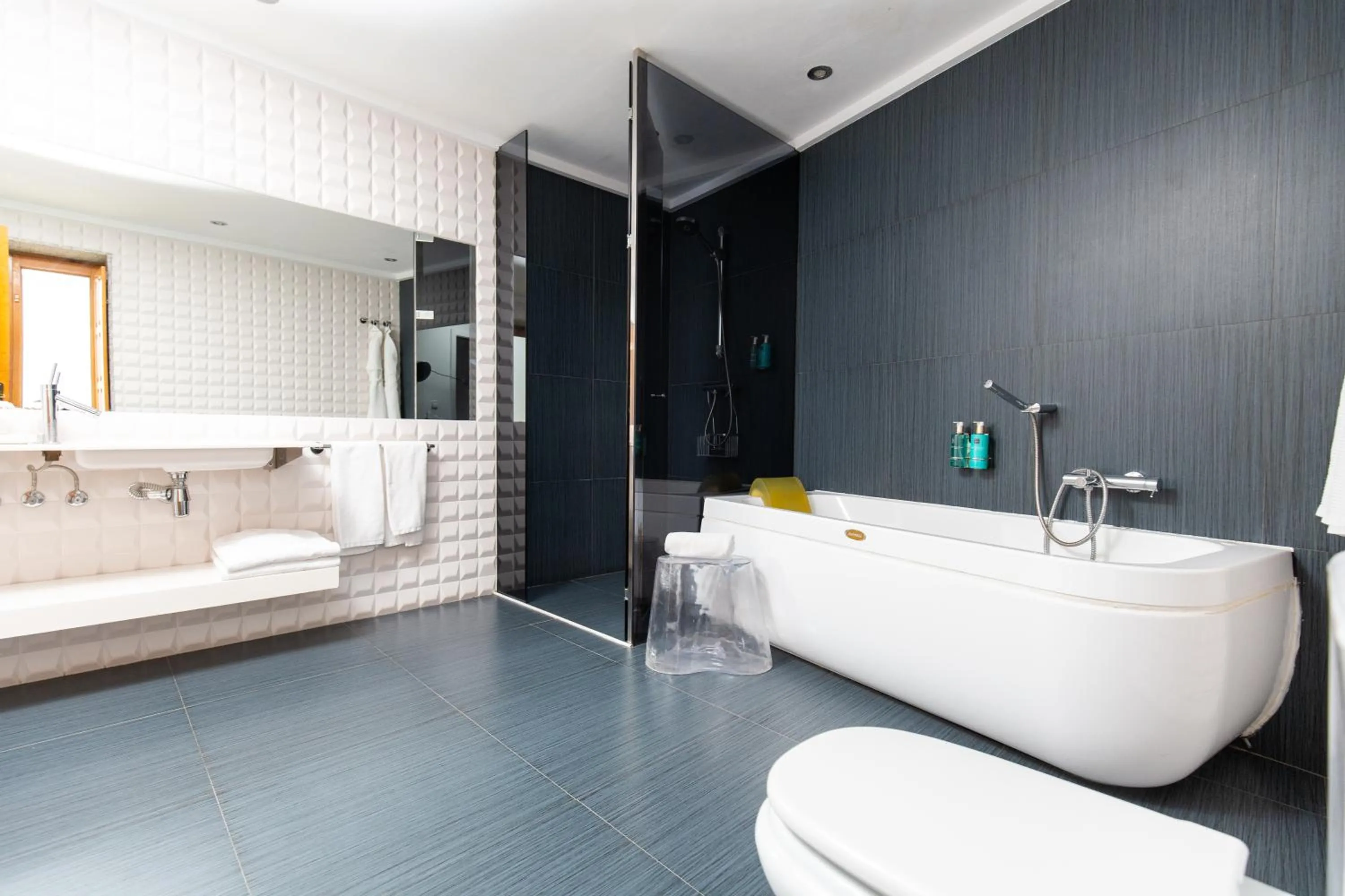 Shower in Hotel Nou Romà